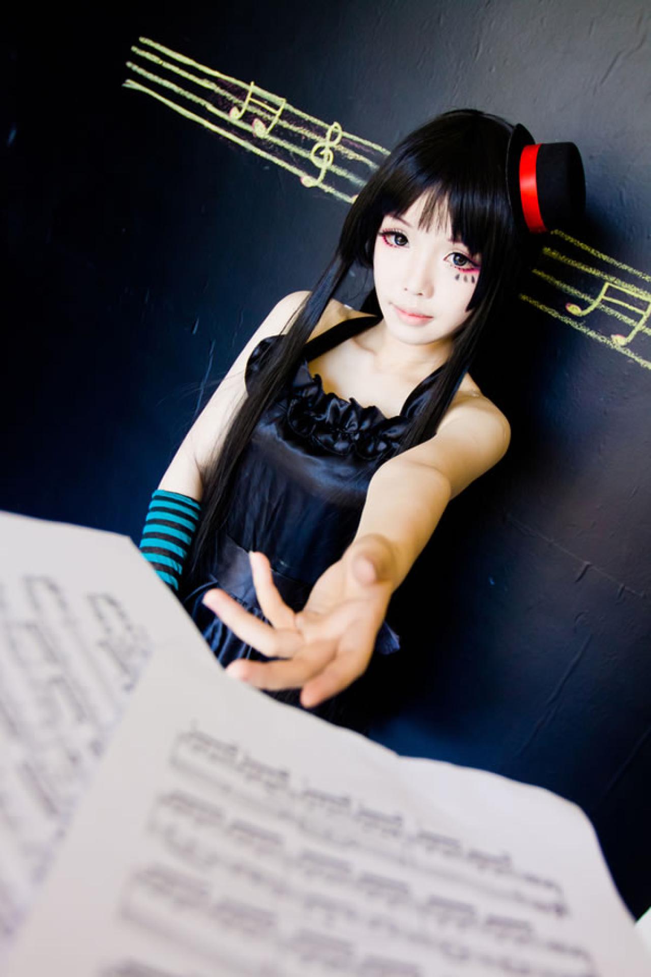 FinoCos的秋山澪讲五线谱递给镜头