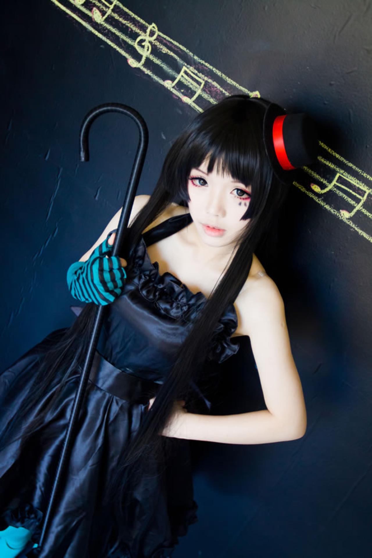 FinoCos的秋山澪拿着类似魔法杖的东西