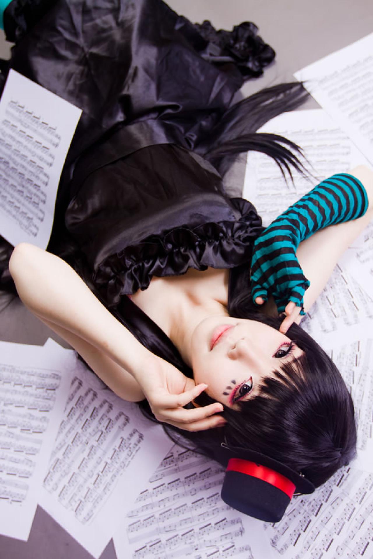 FinoCos的秋山澪躺在铺满五线谱的地板上