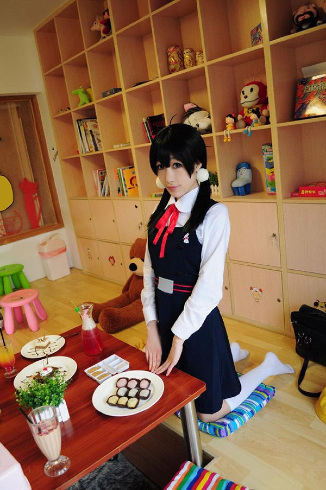 艾米Cos北白川玉子坐在桌子旁