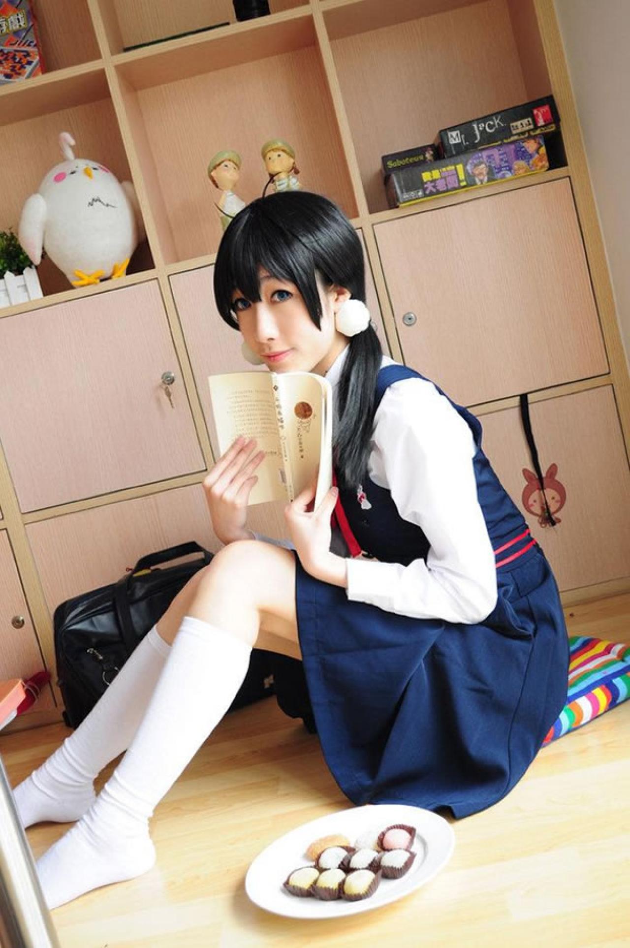 艾米Cos北白川玉子在看书