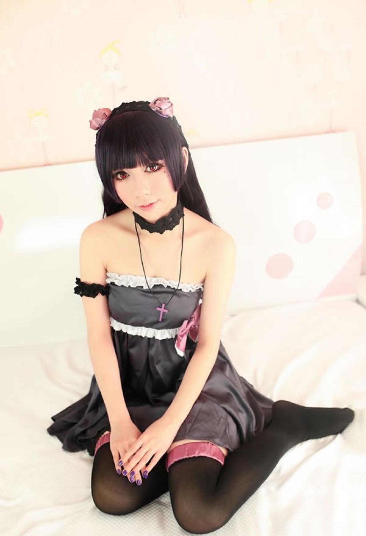 Rin小喵Apple扮演五更琉璃像女仆一样坐在床上