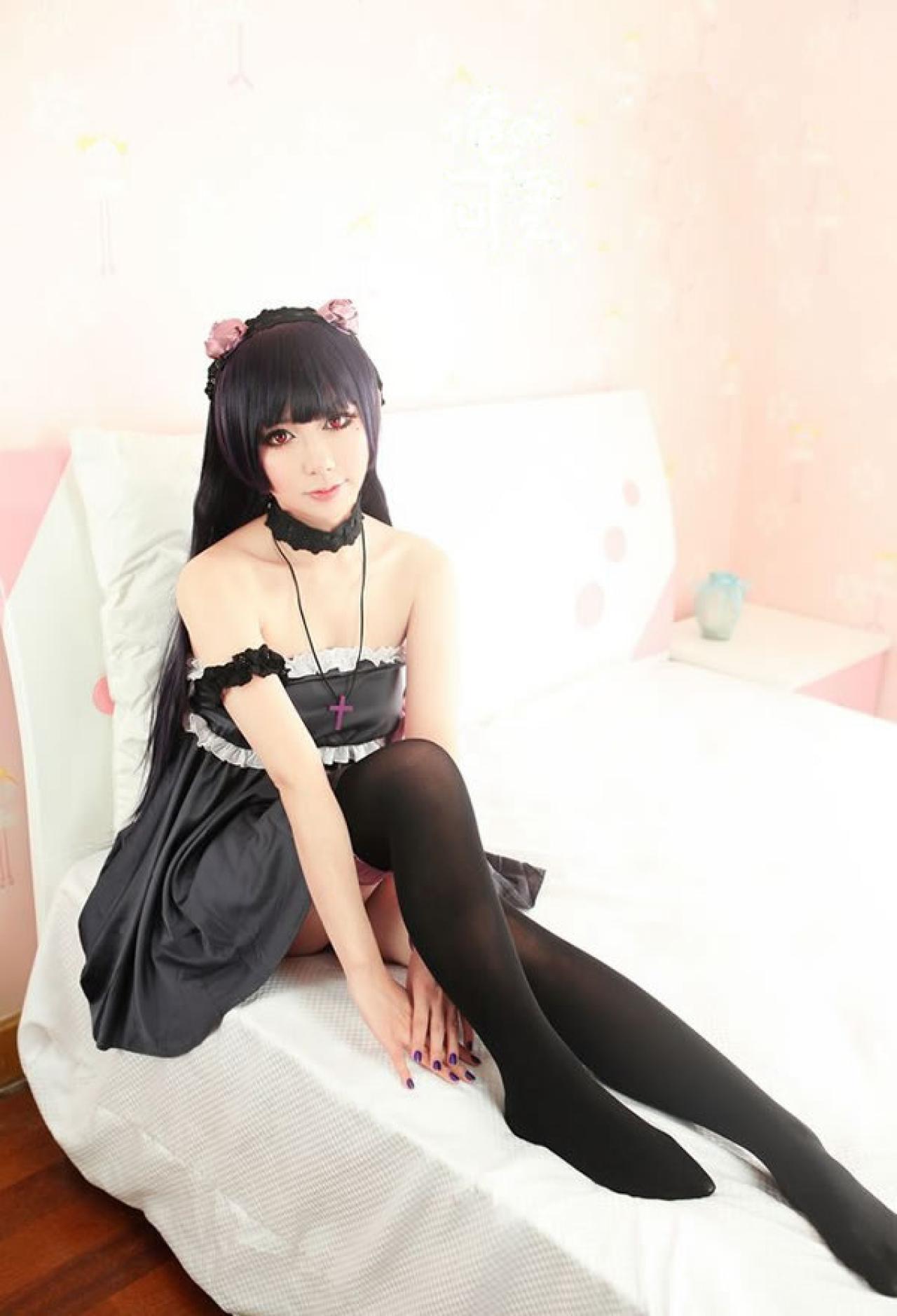 Rin小喵Apple扮演五更琉璃半躺在床上，双手叠放在一只腿的膝盖下