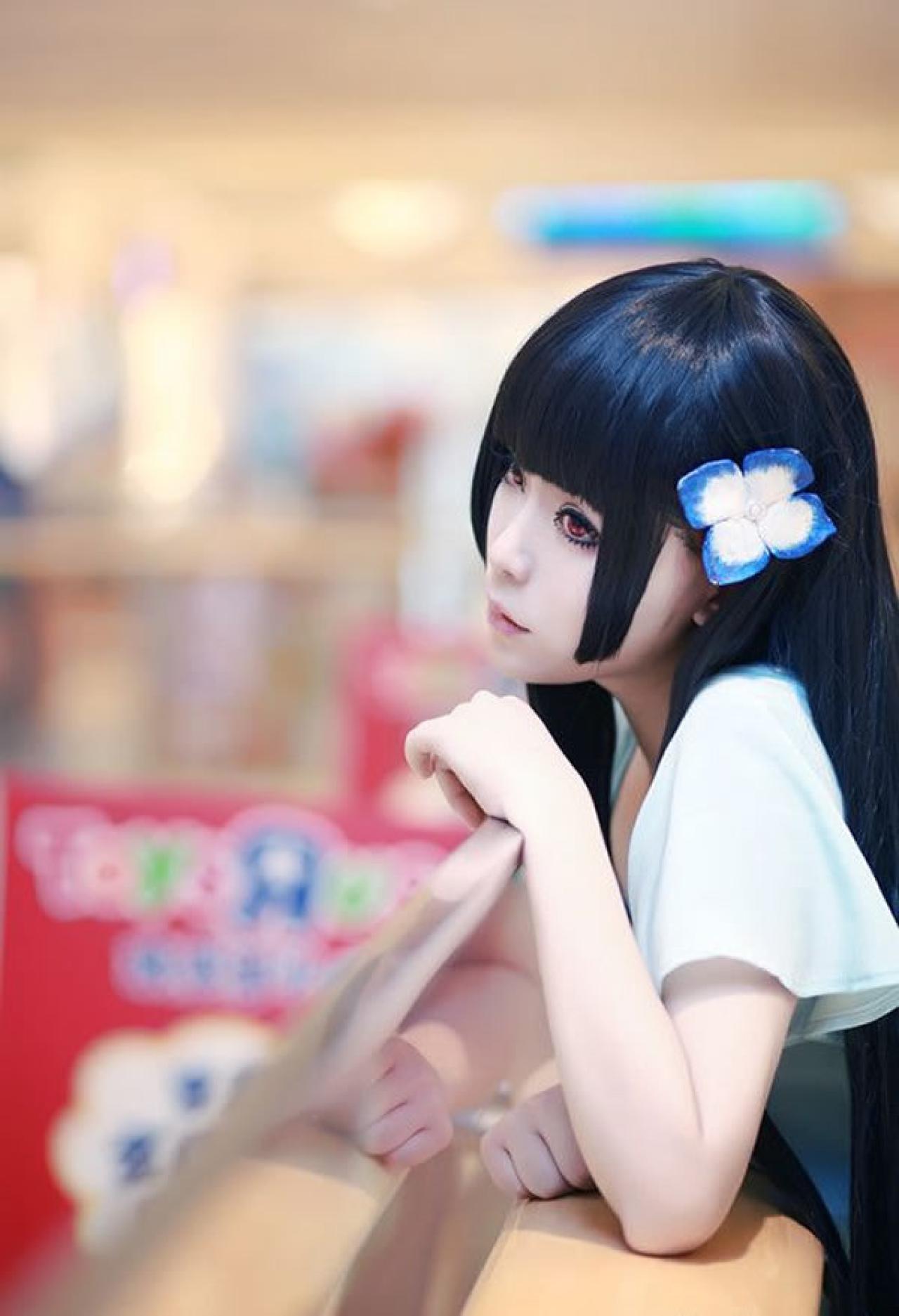 红桑桑Cos散华礼弥手扶依着栏杆眺望的样子