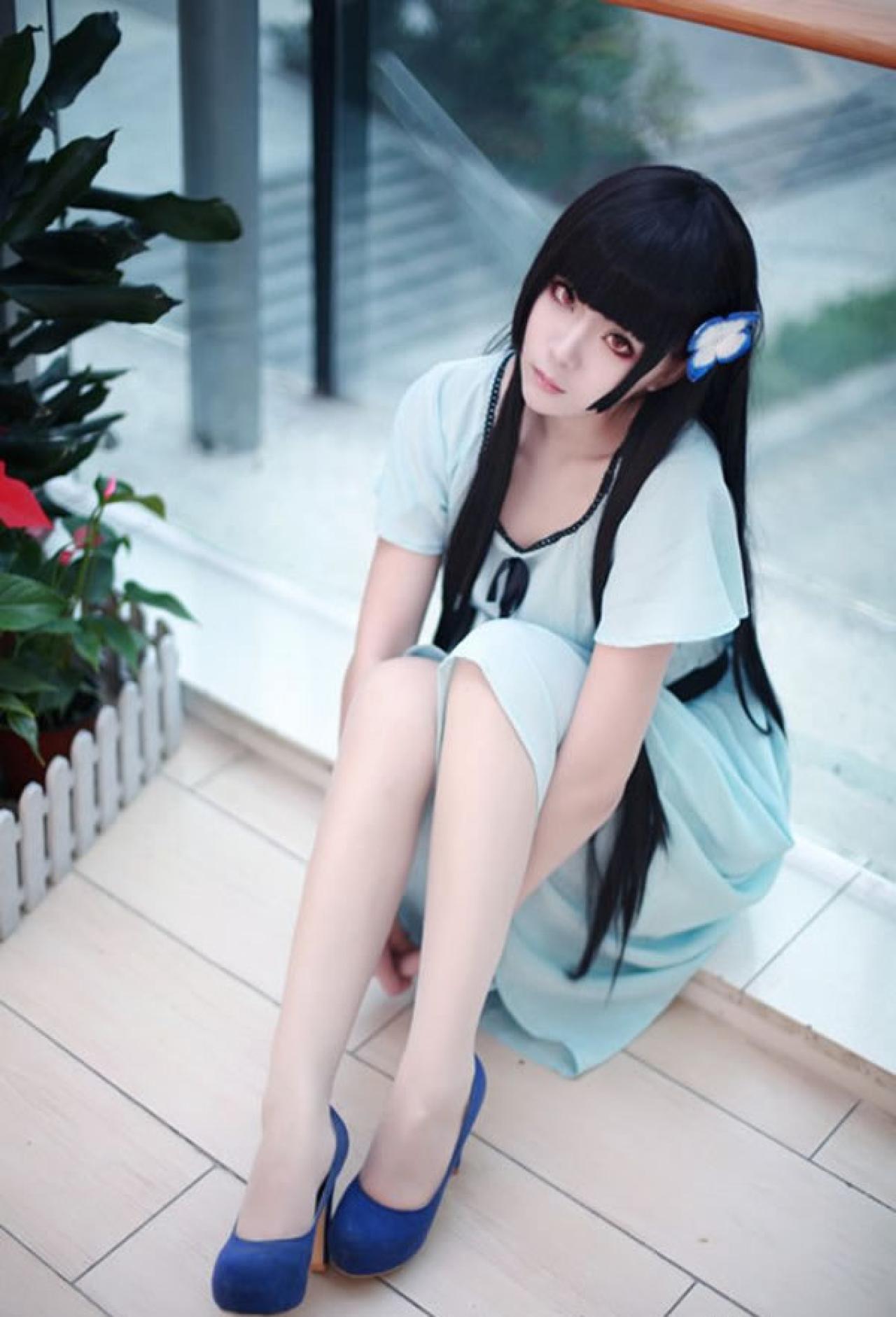 红桑桑Cos散华礼弥坐在落地橱窗台上