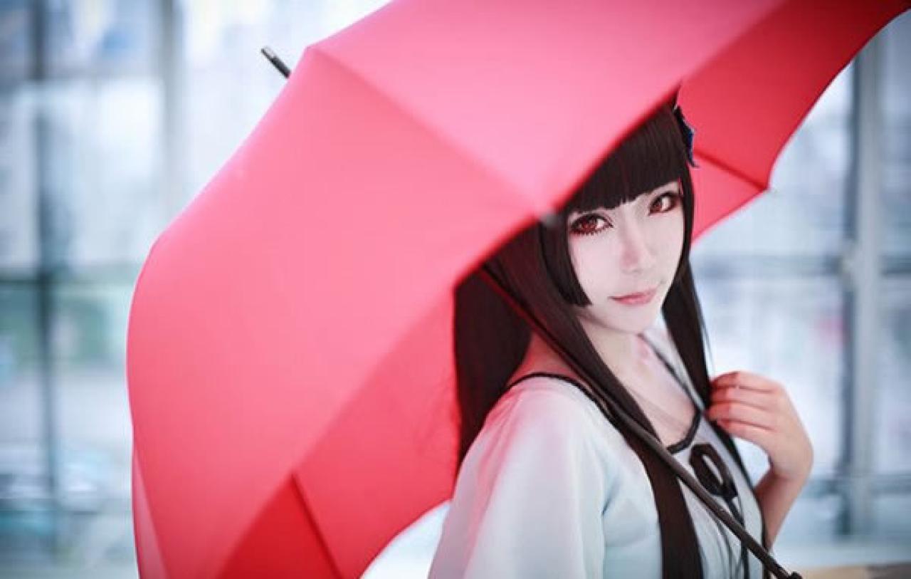 红桑桑Cos散华礼弥打着红伞的侧面