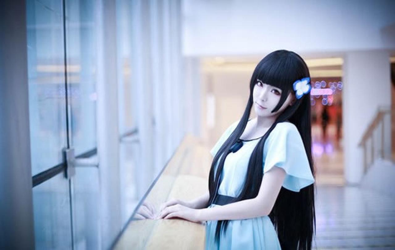 红桑桑Cos散华礼弥扶在窗台，一头乌黑亮丽的长发倾泻而下到腰部