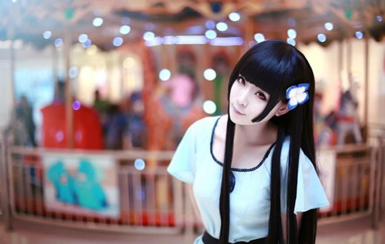 红桑桑Cos散华礼弥手背后在旋转木马前的合影