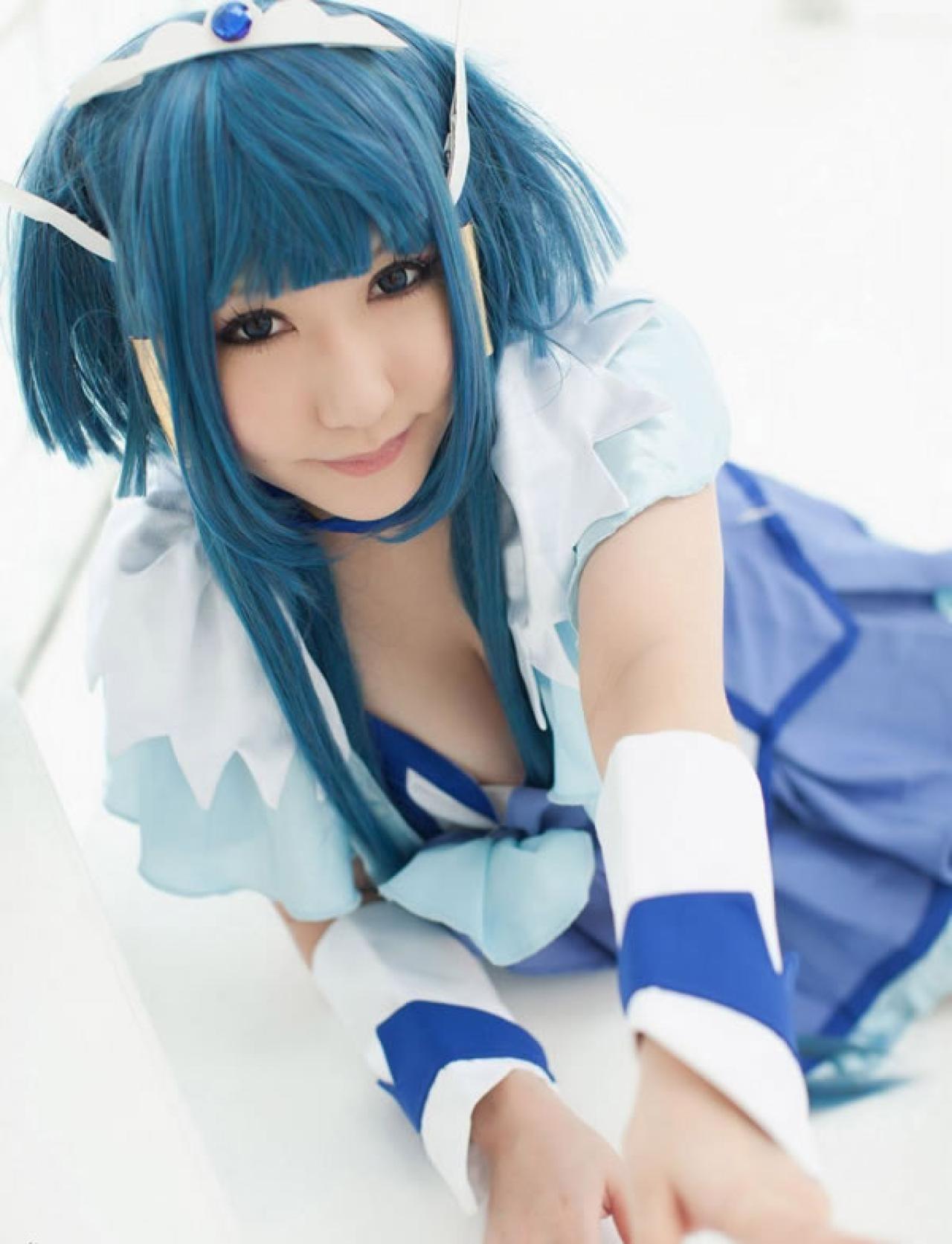 SAKU光之美少女雪城乃香Cosplay半趴在地上