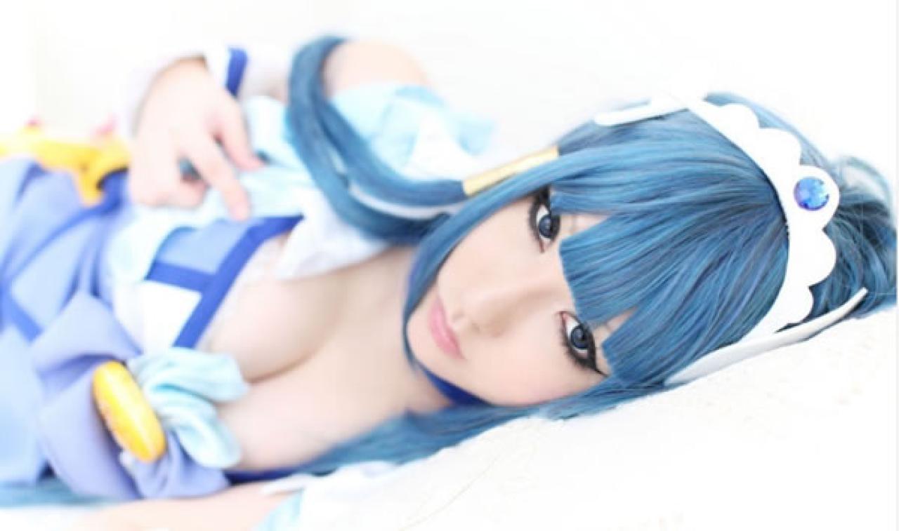 SAKU光之美少女雪城乃香Cosplay侧躺在床上