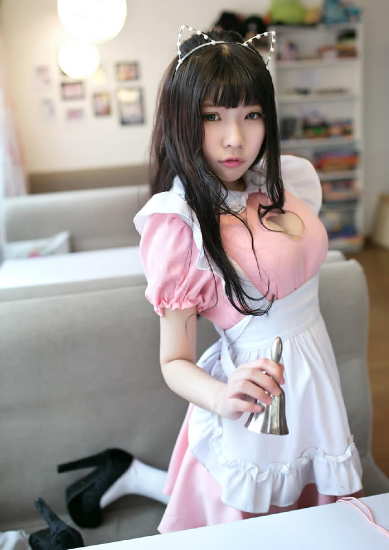 小圆粉衣女仆拿着铃铛跪在沙发上