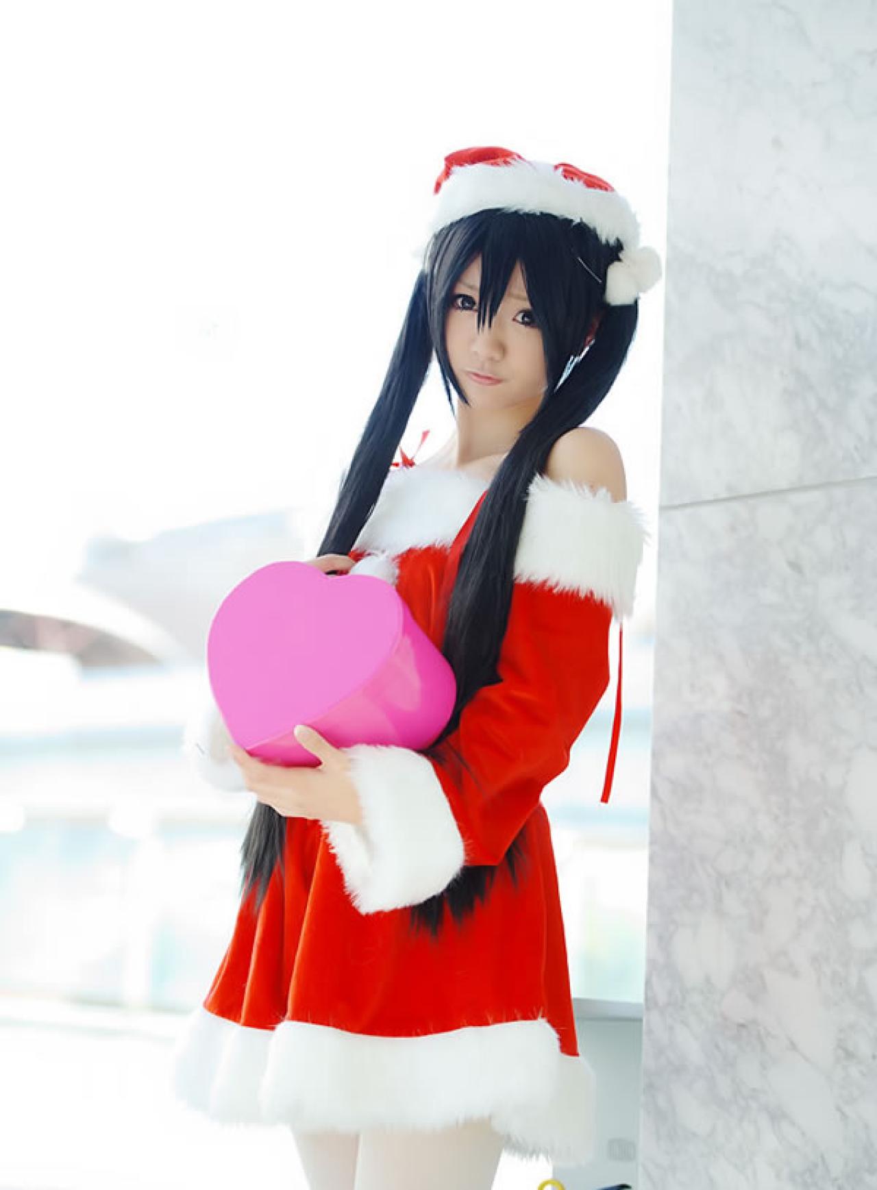 Maika Cos喵梓酱捧着一个粉色的心形礼盒