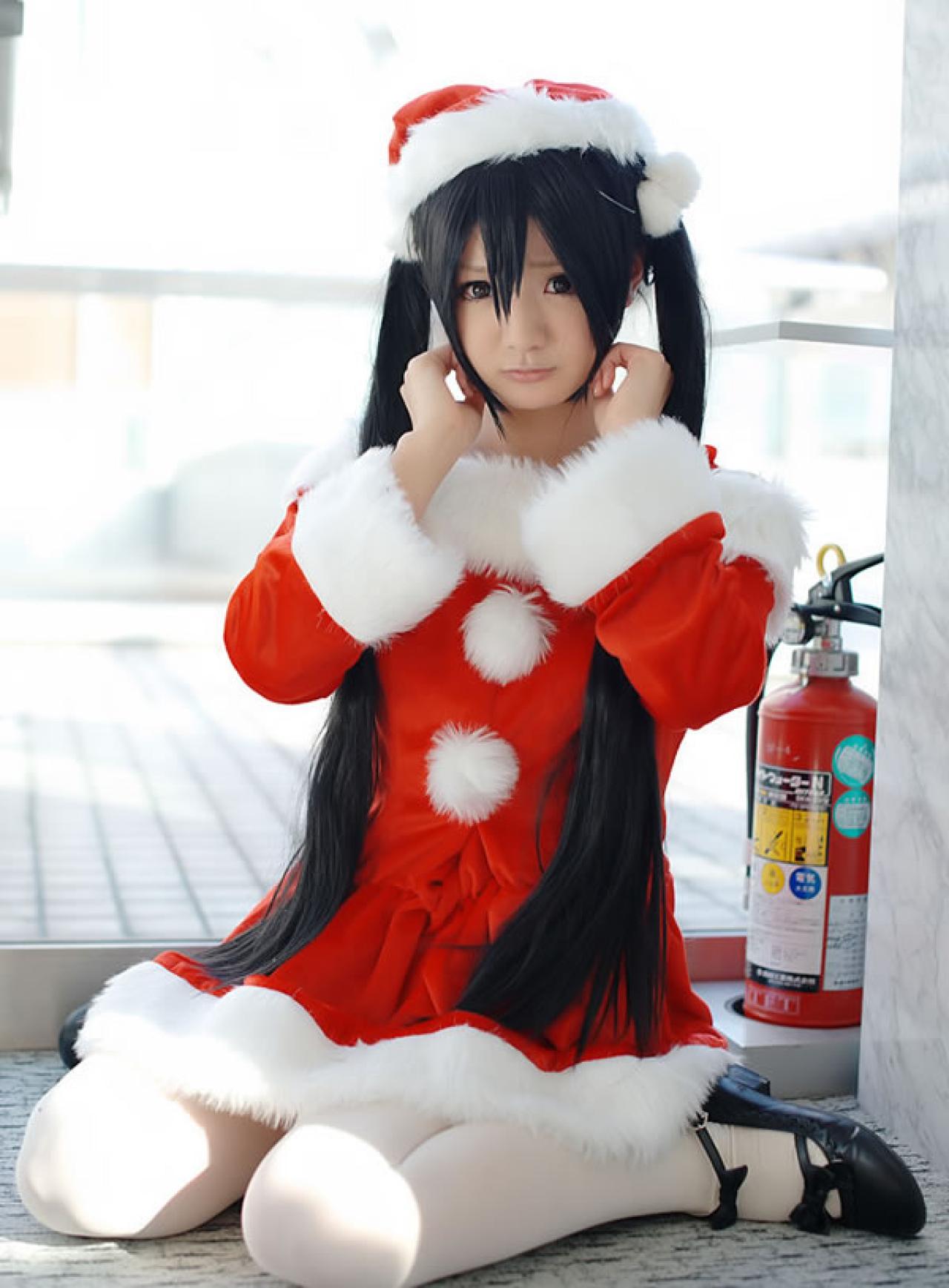 Maika Cos喵梓酱跪坐在地上，双手轻缕秀发，快要哭了的样子