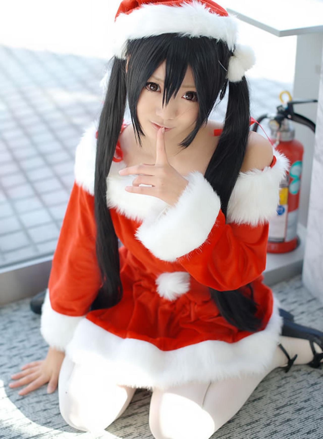 Maika Cos喵梓酱坐在地上作嘘的手势