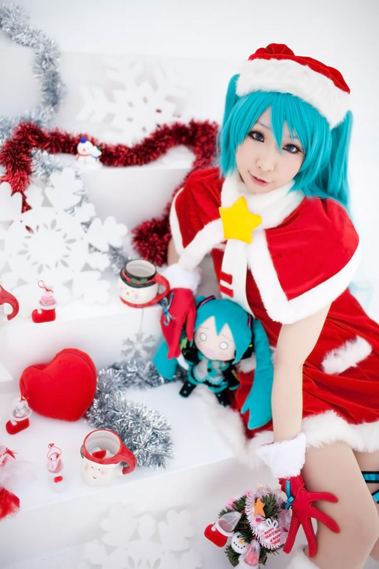 Miiko穿着初音圣诞礼服带着小葱娘玩具坐在放满礼物的台子上