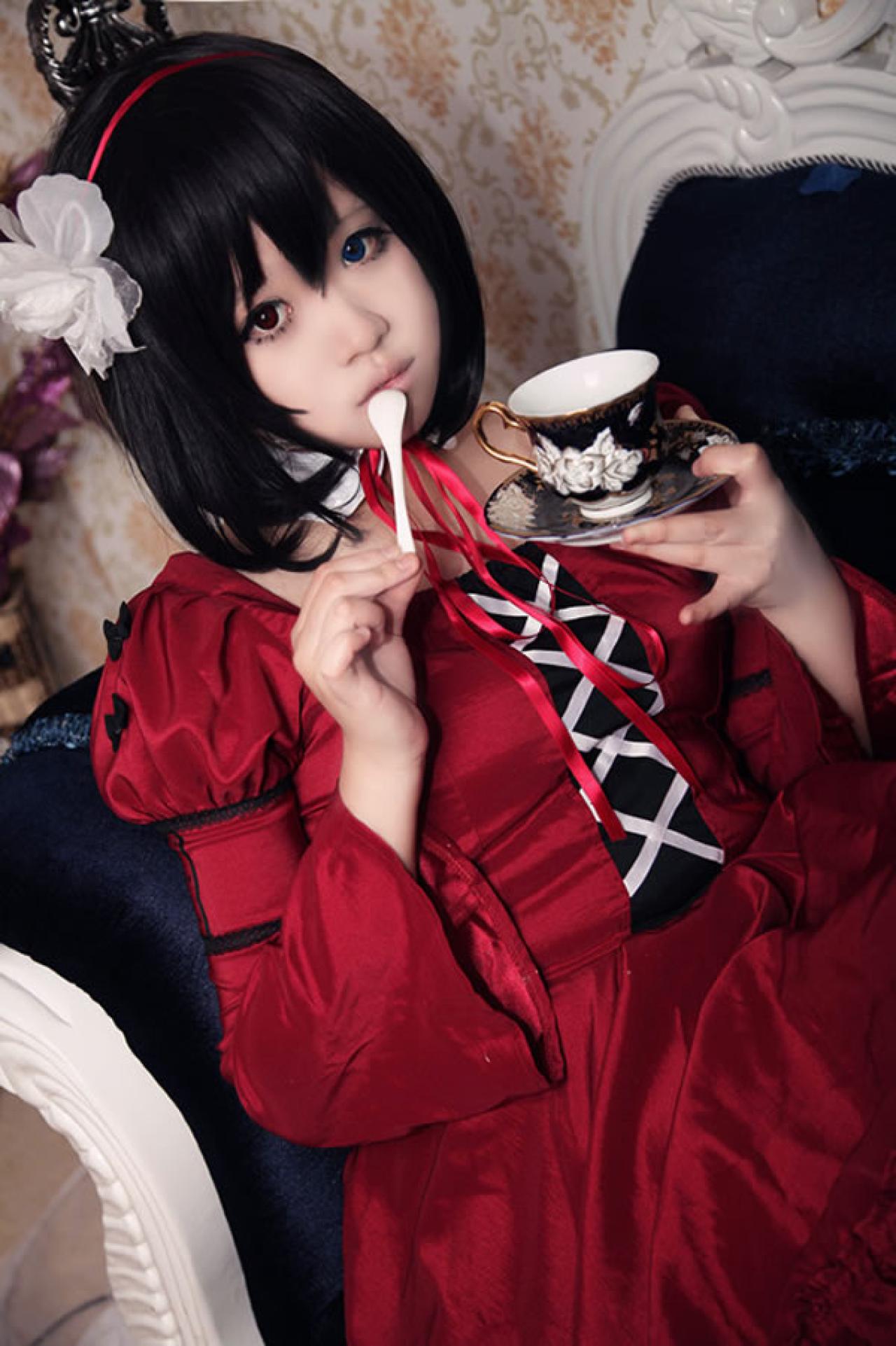 乐仔身着红色洋装饰妹妹藤冈未咲端着咖啡，轻咬小勺子