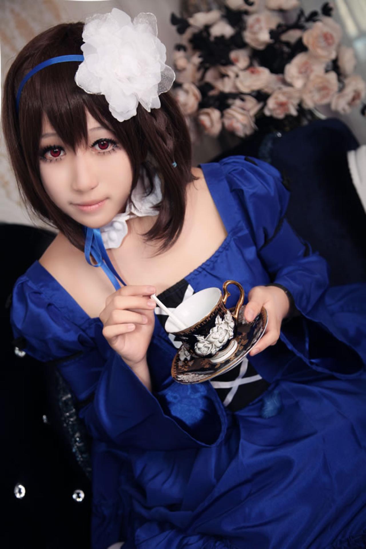 可乐仔身着蓝色洋装饰姐姐见崎鸣正搅拌咖啡