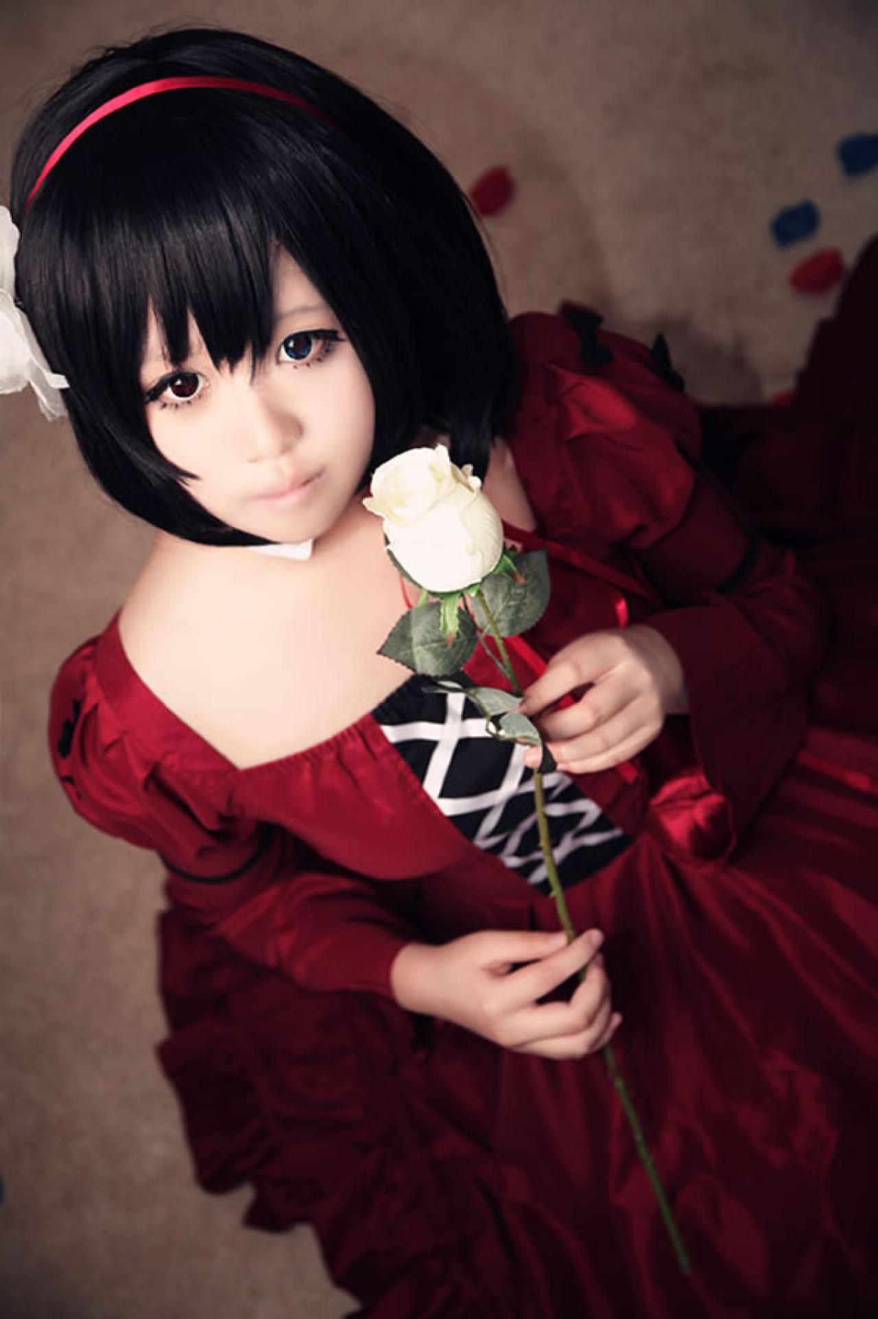 乐仔身着红色洋装饰妹妹藤冈未咲拿着一束白玫瑰