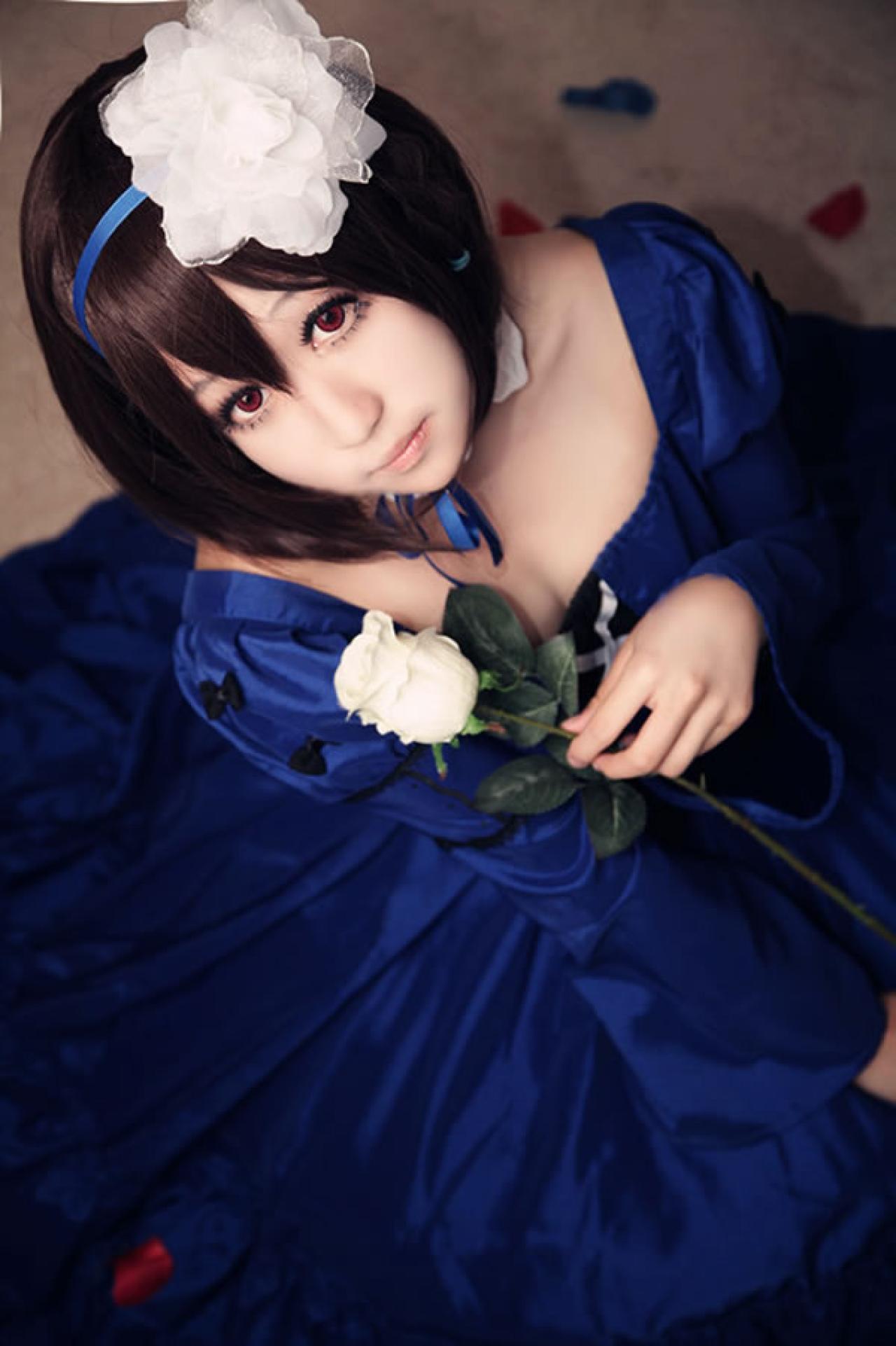 可乐仔身着蓝色洋装饰姐姐见崎鸣拿着一束白玫瑰