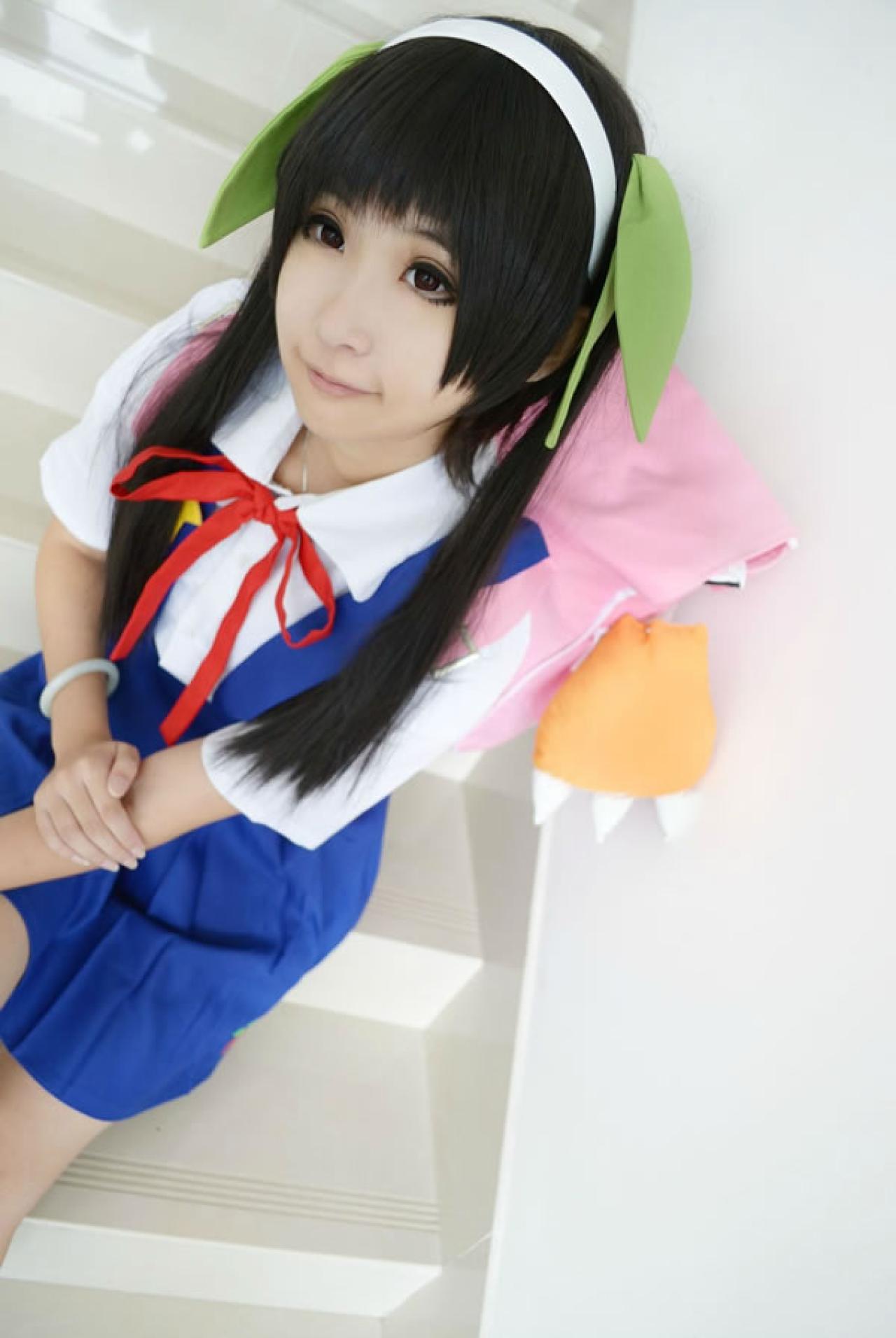 未寻Cos八九寺真宵坐在走廊台阶上