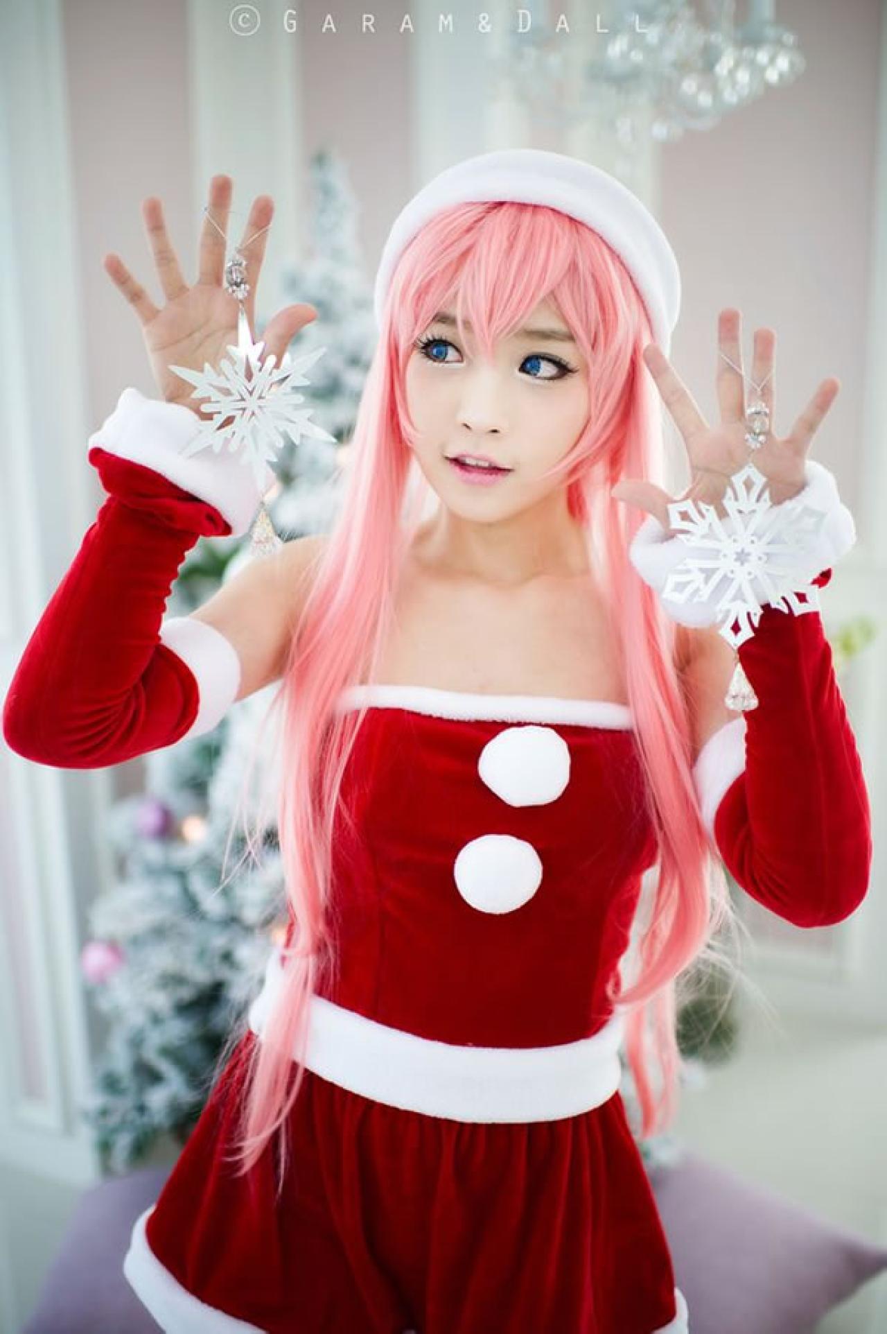 兔娘粉发圣诞服双手各拿一个小雪花图案的装饰品
