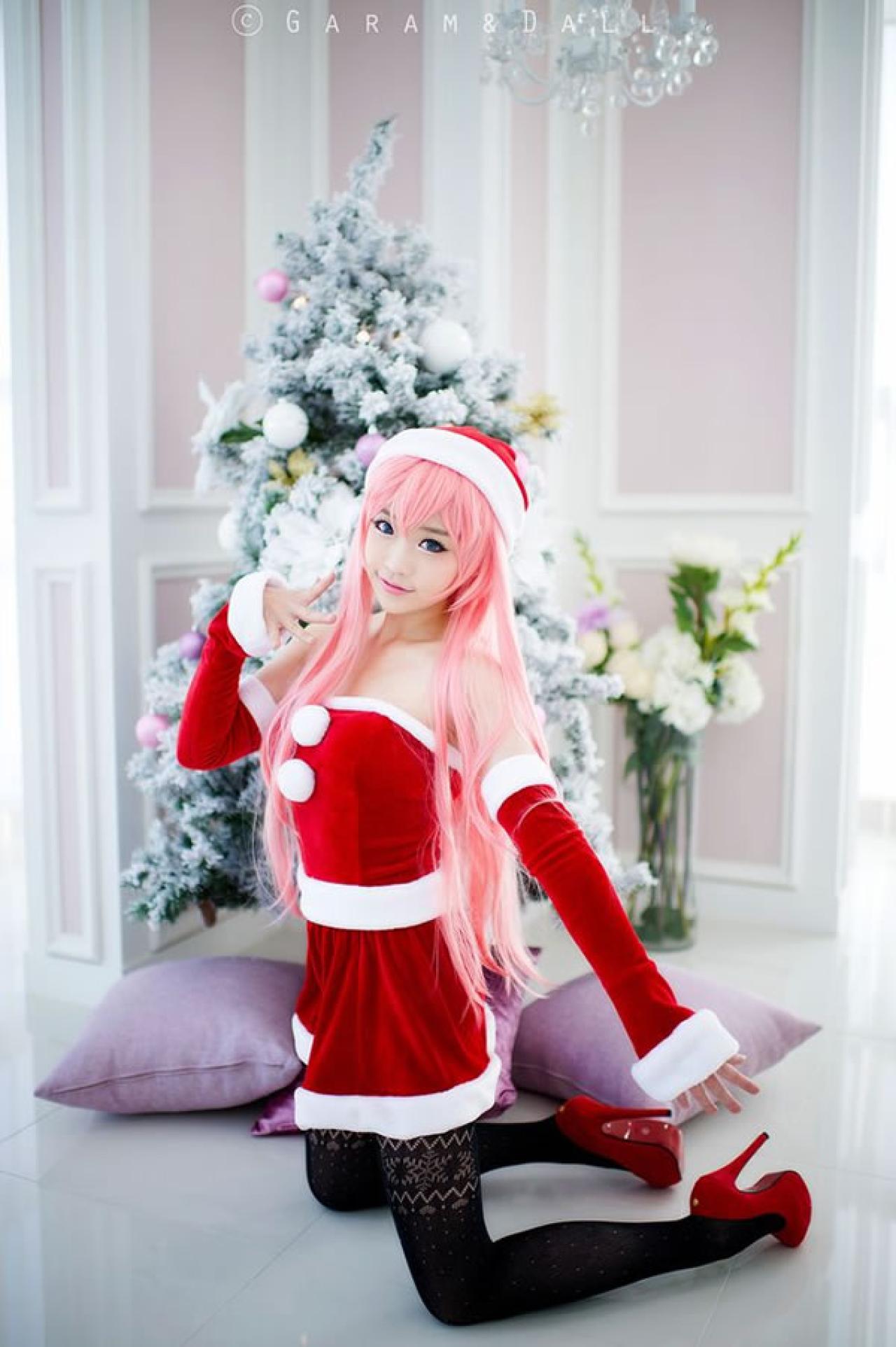 兔娘粉发圣诞服双手半跪在地上