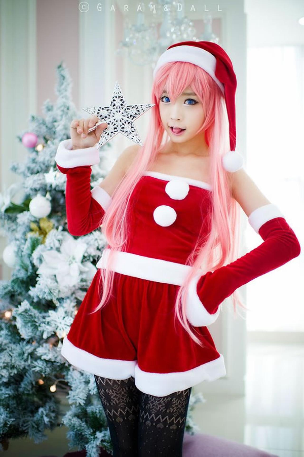 兔娘粉发圣诞服拿着小星星吐舌卖萌状