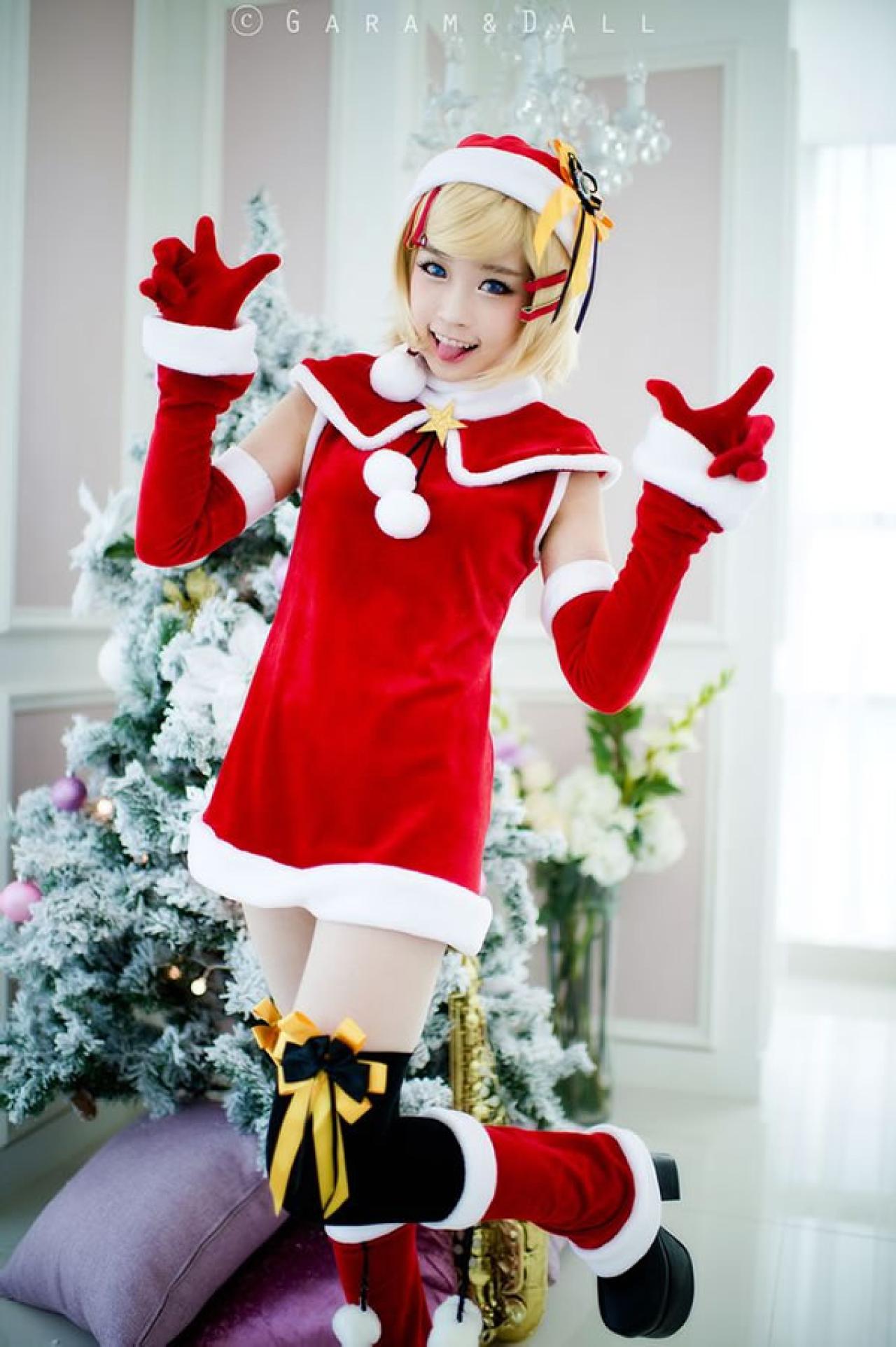 兔娘黄发圣诞服作卖萌鬼脸