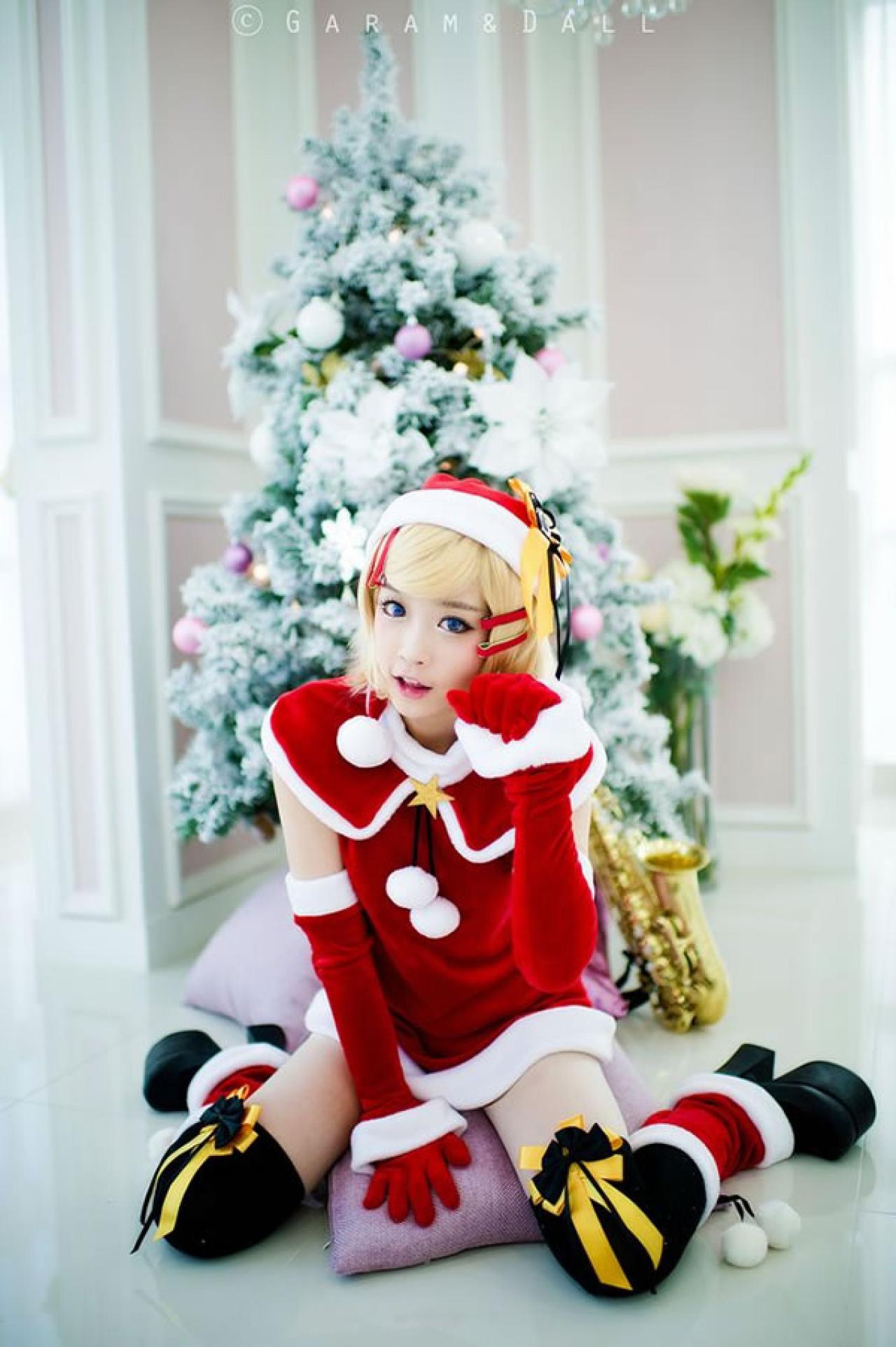 兔娘黄发圣诞服坐在垫子上作小猫手势