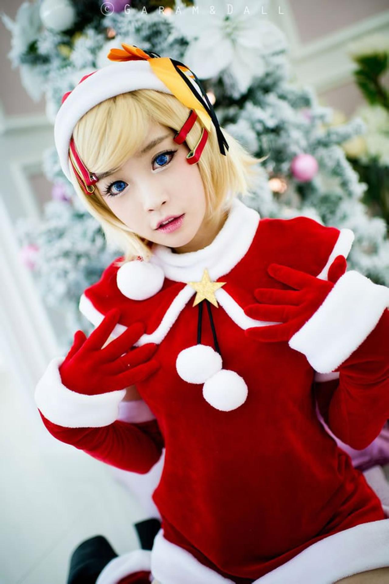 兔娘黄发圣诞服双手放在肩膀上
