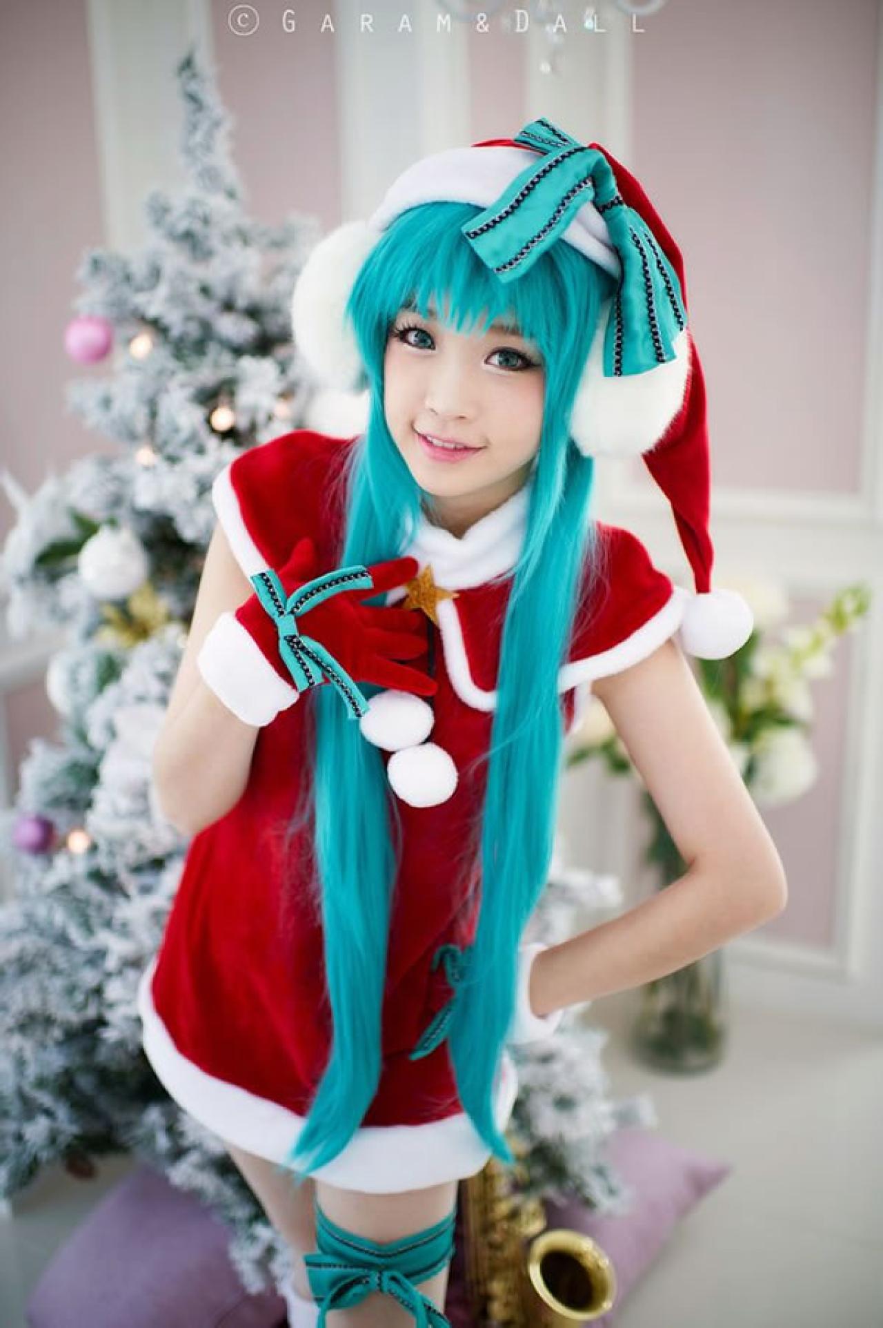 兔娘青色头发双马尾圣诞服一手叉腰，一手放在胸前