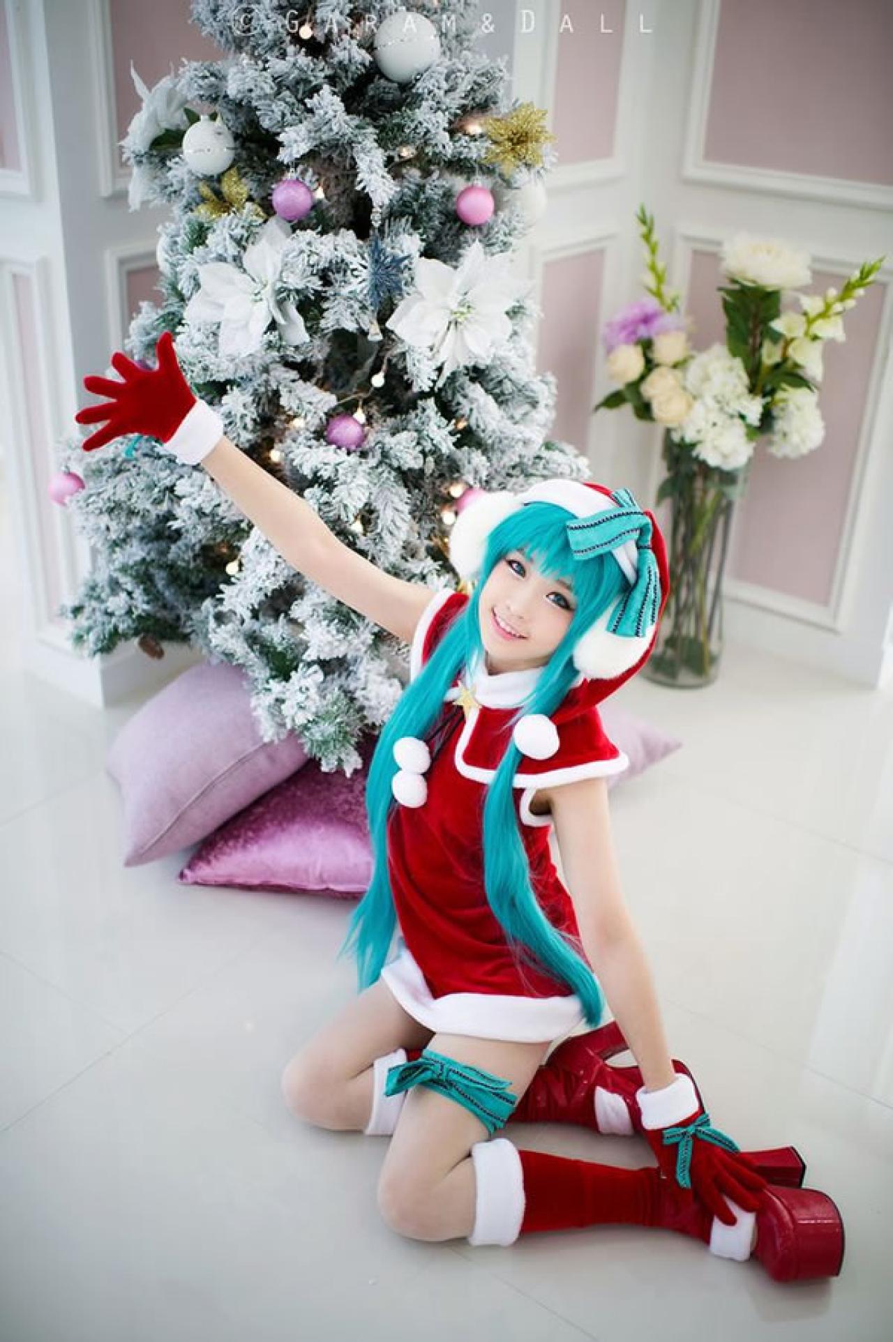兔娘青色头发双马尾圣诞服半跪在地上正面微笑