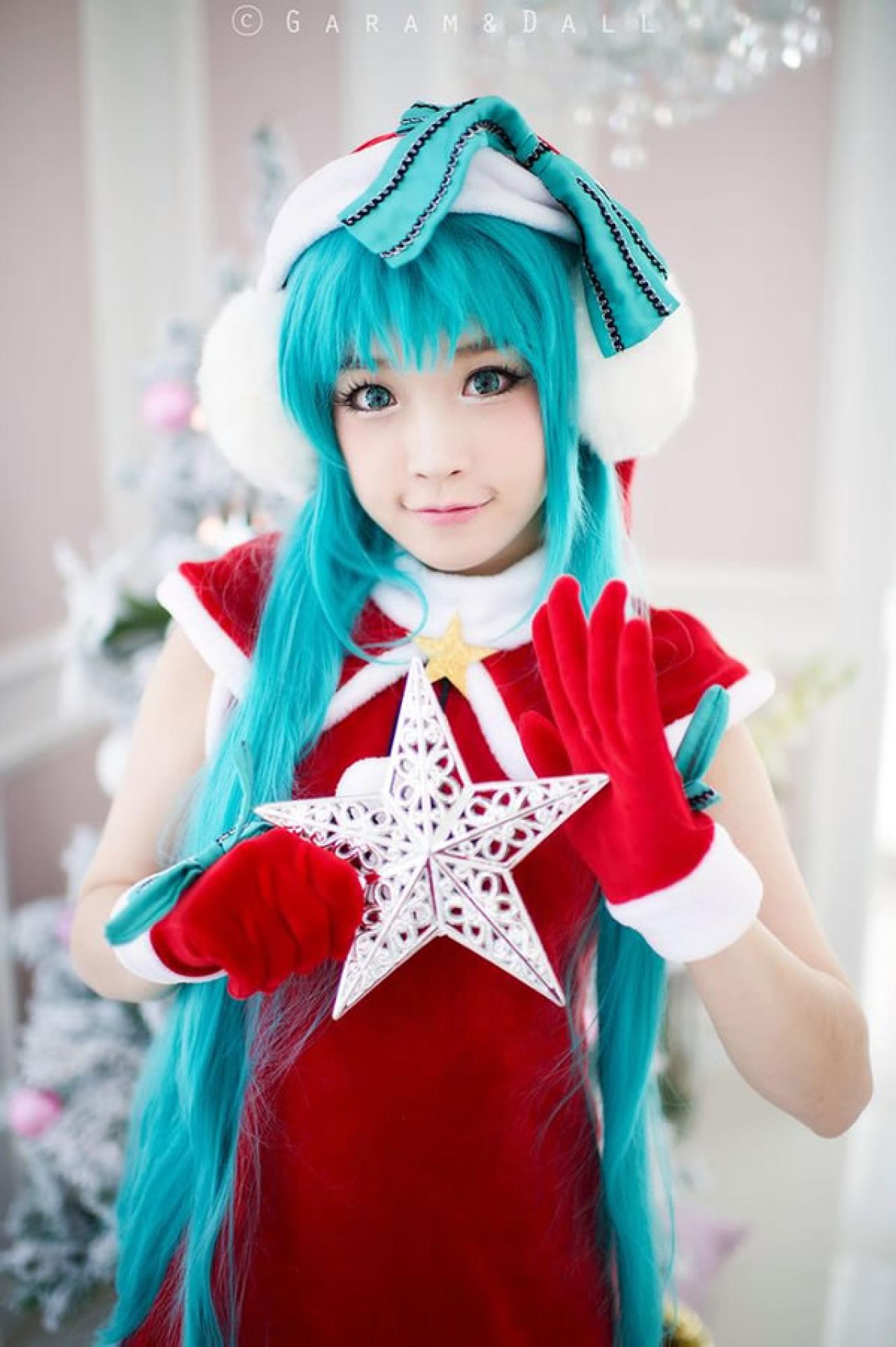 兔娘青色头发双马尾拿着小星星，作天然呆状