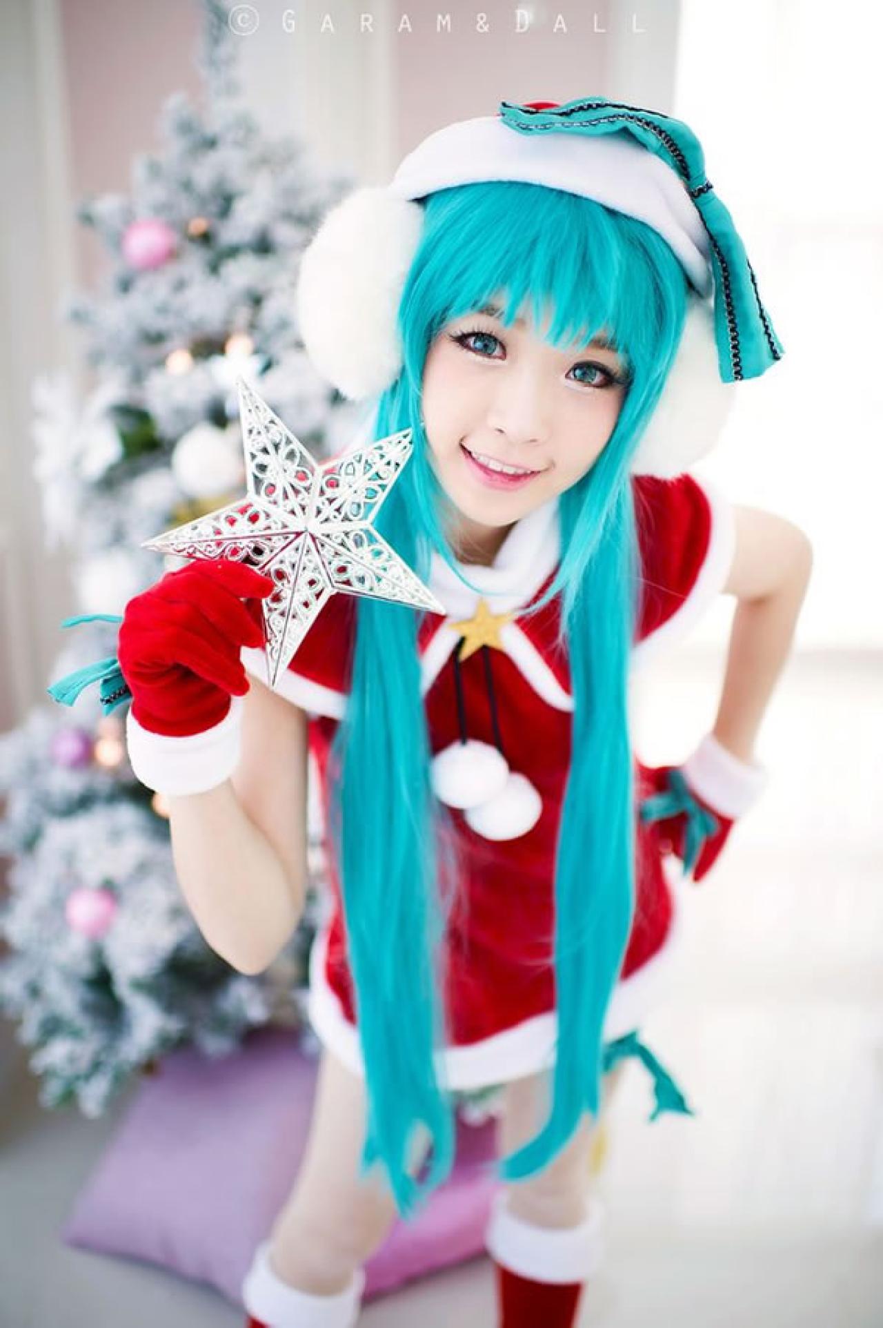 兔娘青色头发双马尾圣诞服拿着小星星，开心的笑着