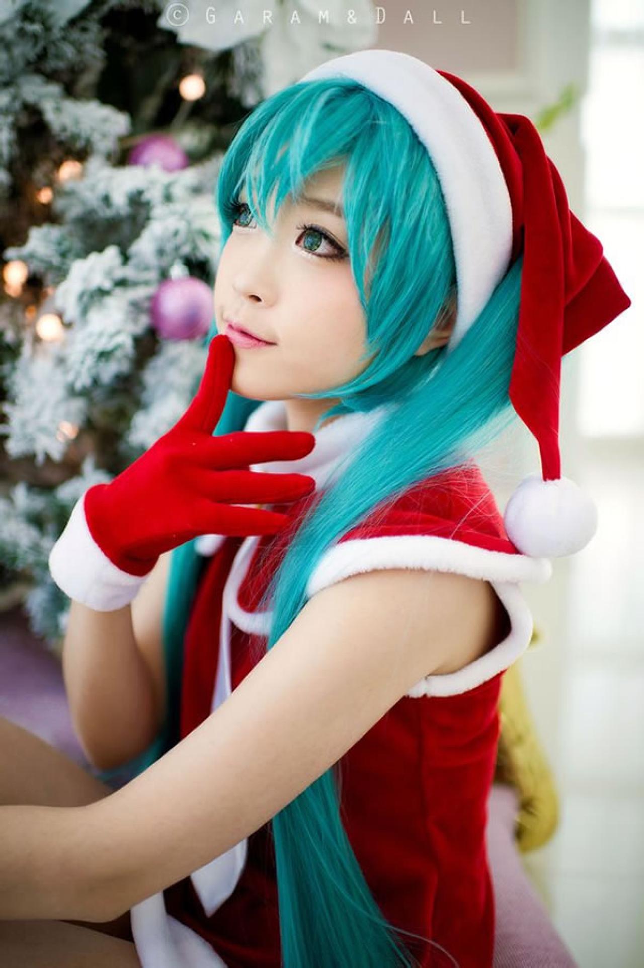 兔娘青色头发双马尾圣诞服一手抵住下巴，思考状