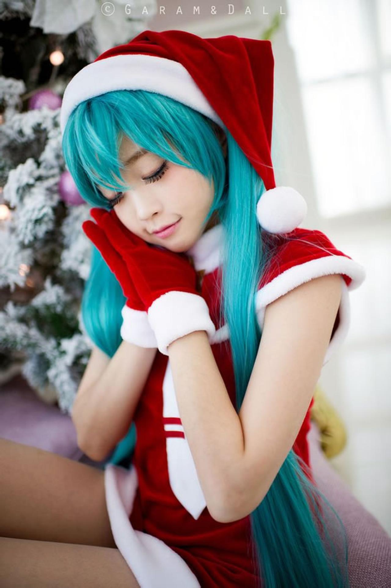 兔娘青色头发双马尾圣诞服双手合十，脸靠在手上，作可爱熟睡的样子