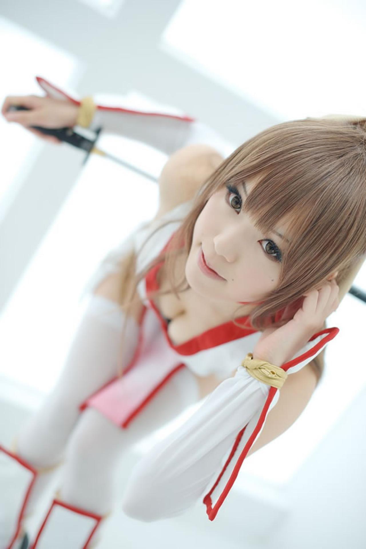 KIPI扮演生死格斗霞120度弯腰看向镜头的正面