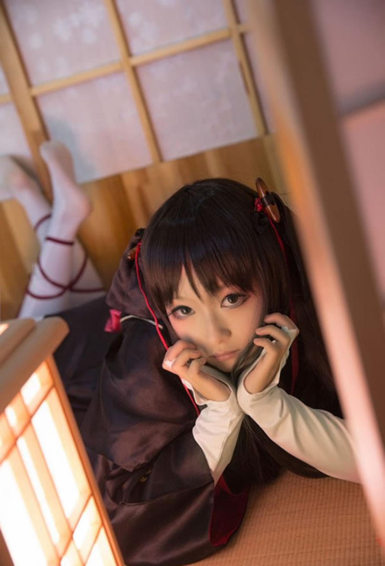 树里_suri演绎机巧少女不会受伤夜夜穿着黑色和服双手捧脸卖萌