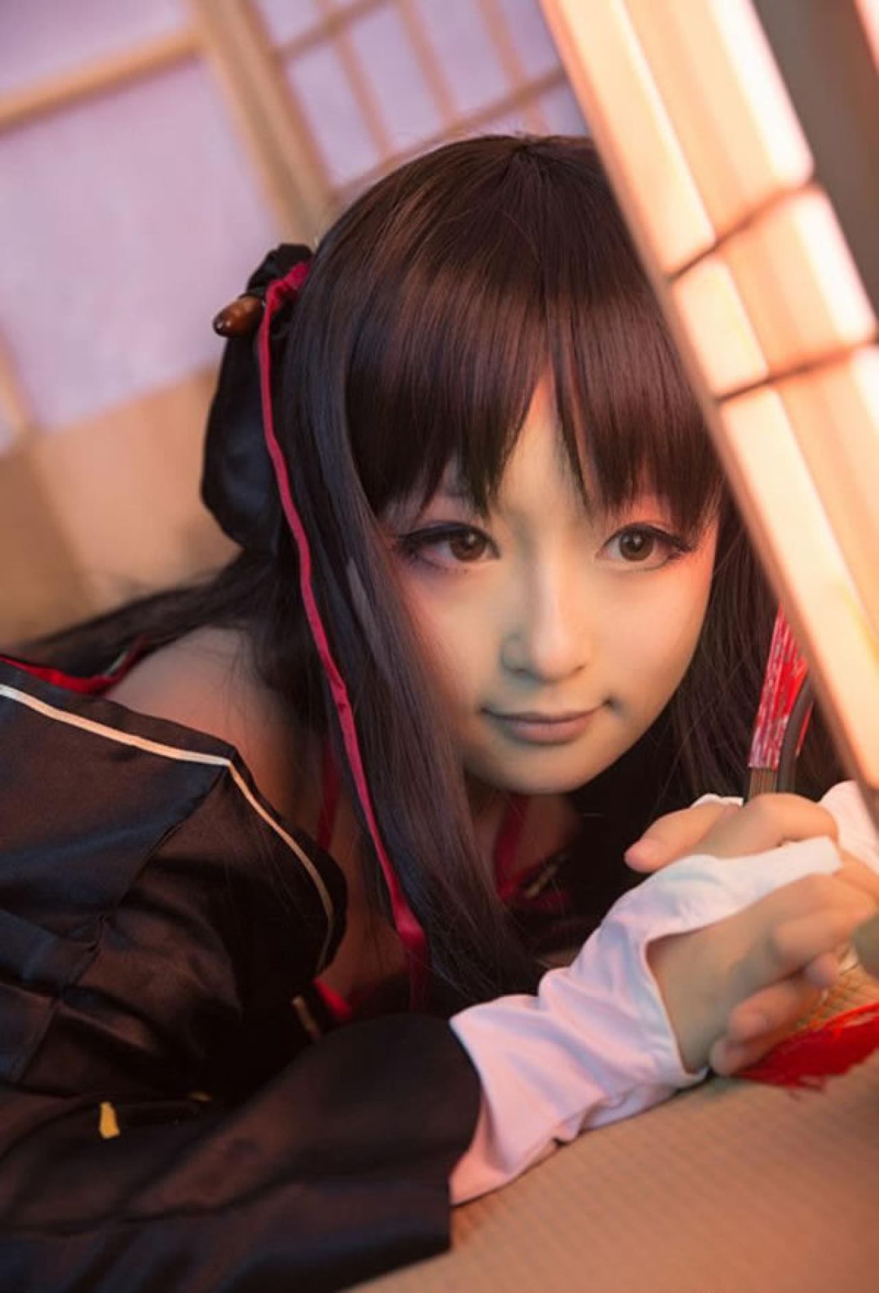 树里_suri演绎机巧少女不会受伤夜夜穿着黑色和服双手握着扇子趴在角落里