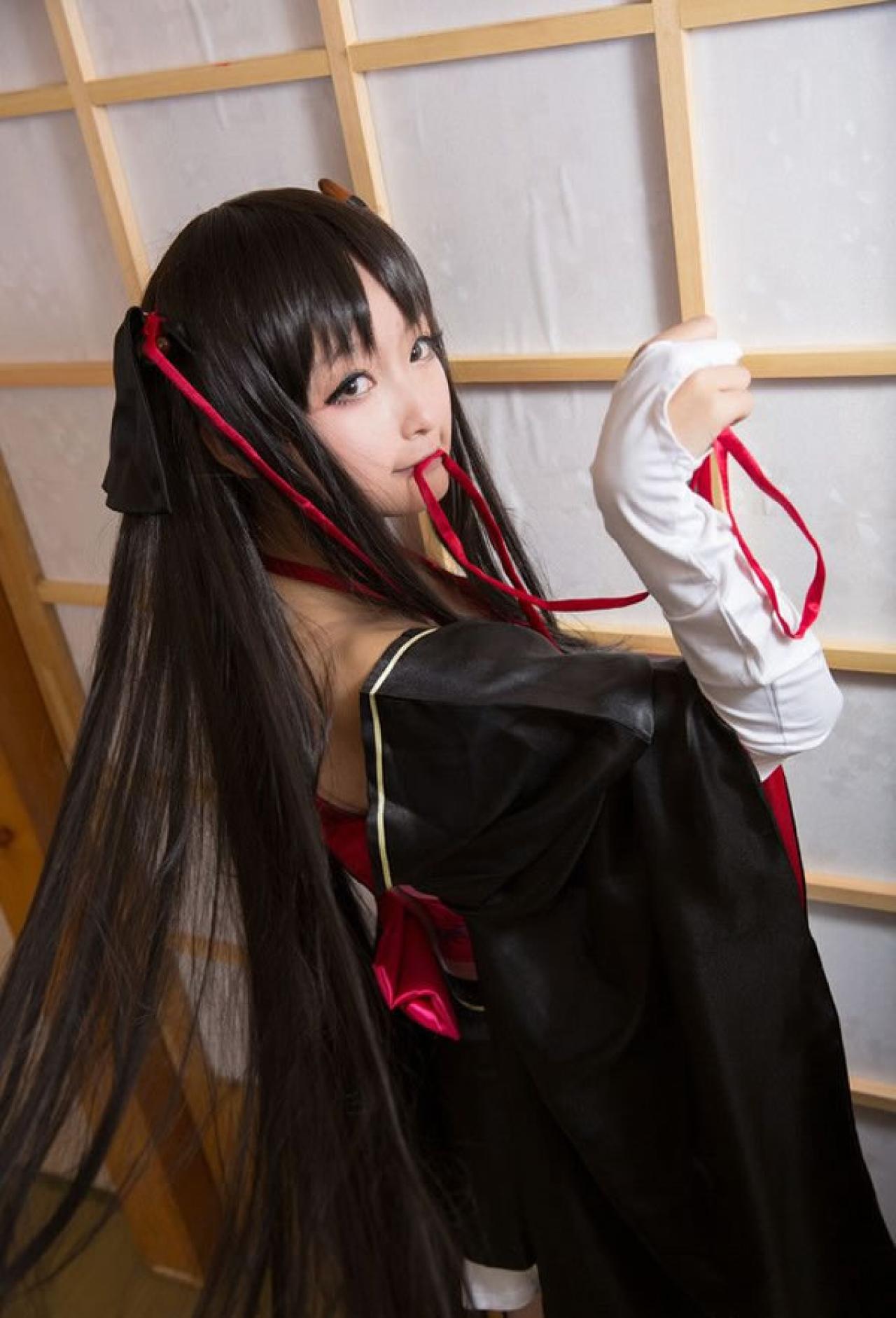 树里_suri演绎机巧少女不会受伤夜夜穿着黑色和服咬着人偶操控红线回眸一笑