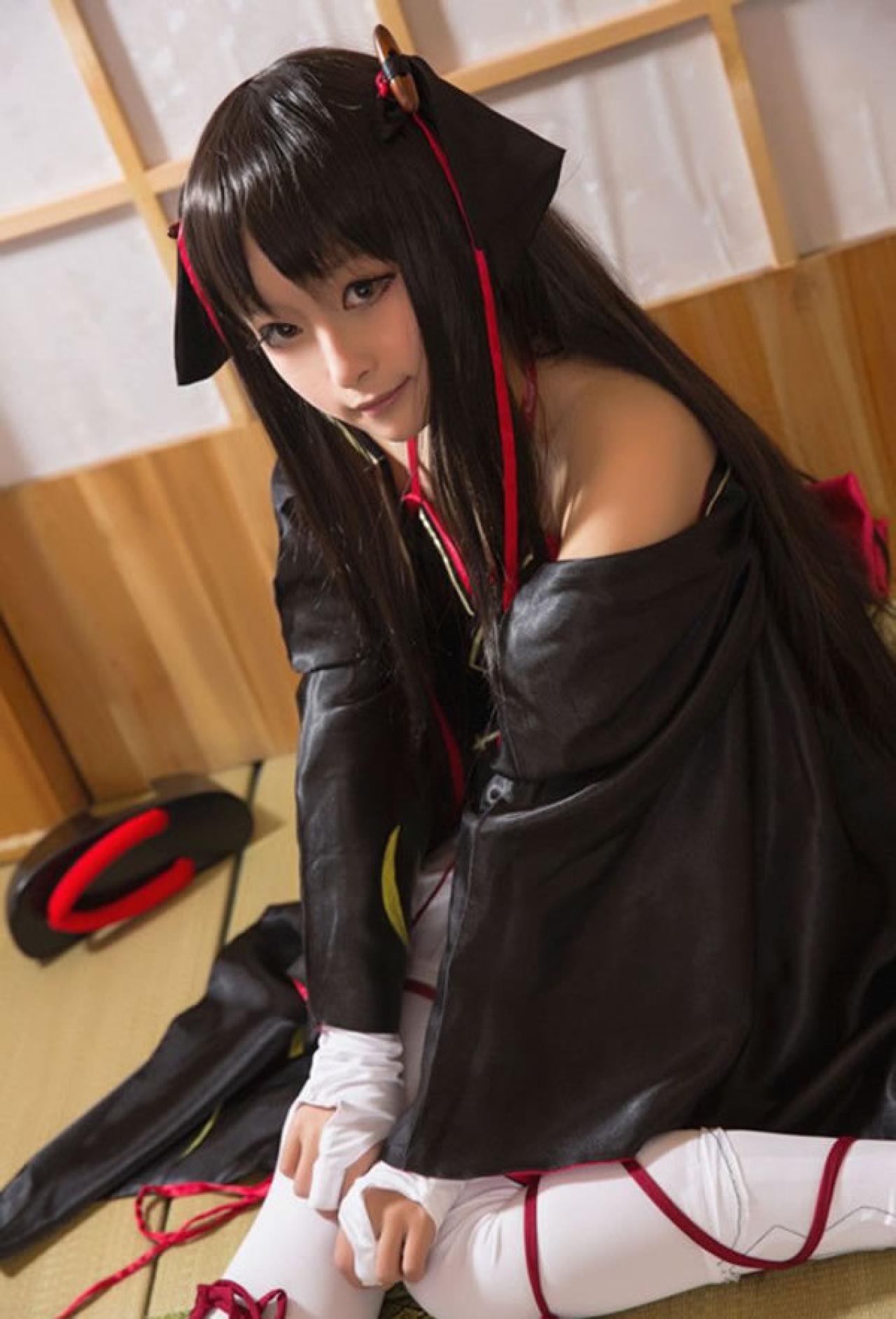 树里_suri演绎机巧少女不会受伤夜夜穿着黑色和服坐在地板上