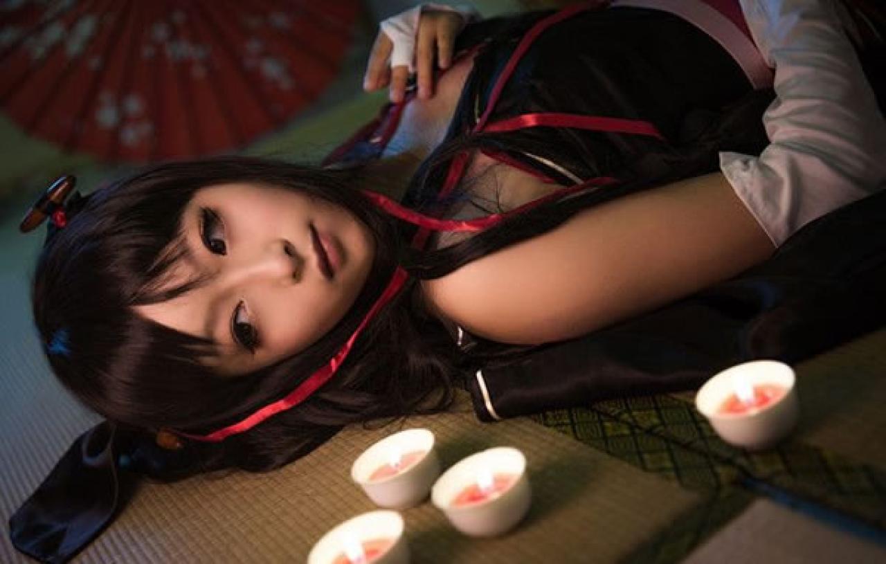 树里_suri演绎机巧少女不会受伤夜夜穿着黑色和服躺在席子上，旁边是几个小碗的豆沙水果凉粉