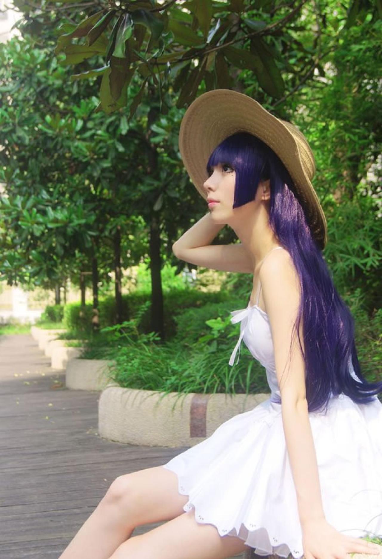 茉莉-斯卡雷特Cos黑猫五更琉璃穿着白色连衣裙紫色披肩发戴着草帽坐在道路旁的台阶上侧面照