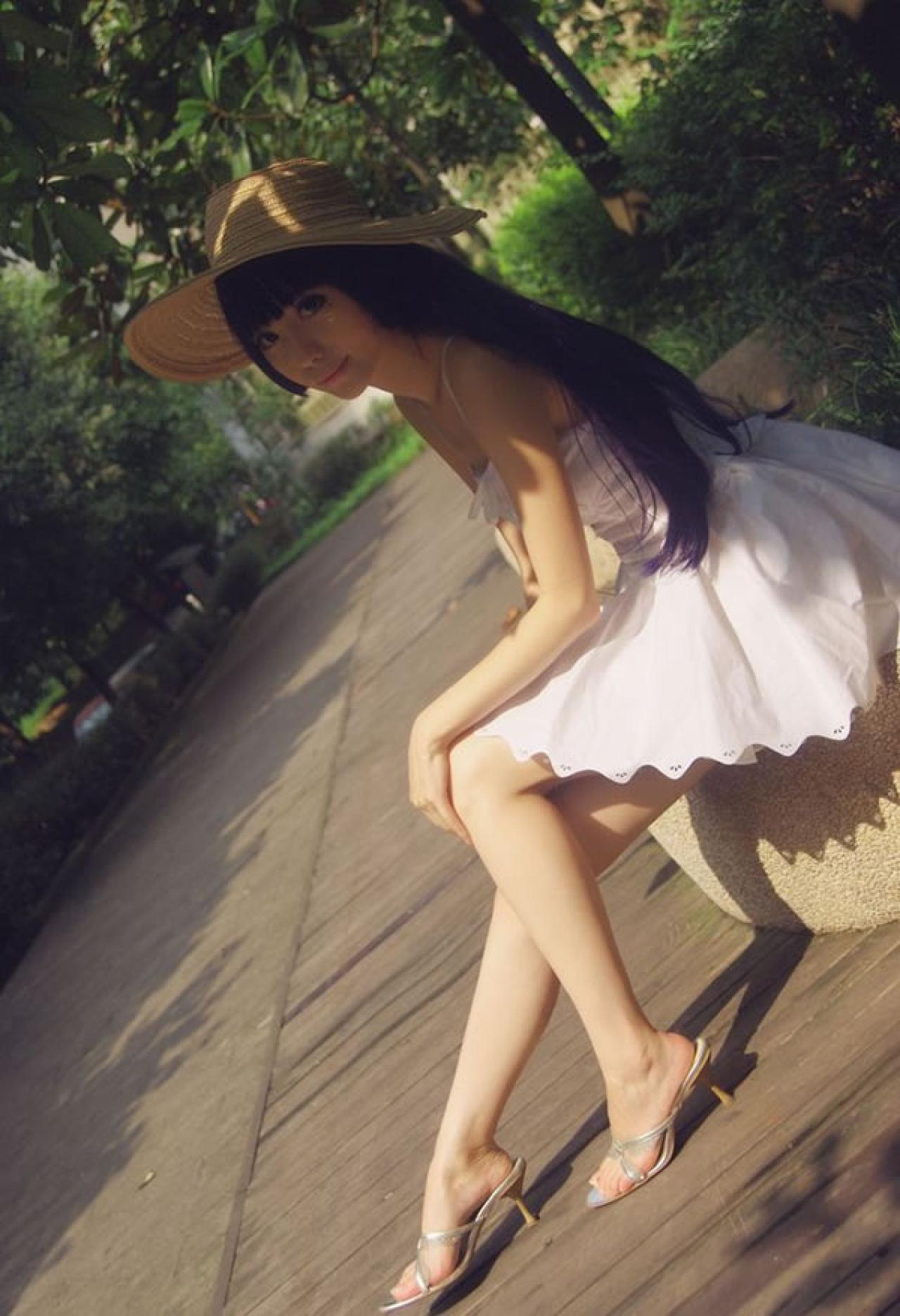 茉莉-斯卡雷特Cos黑猫五更琉璃穿着白色连衣裙紫色披肩发戴着草帽坐在林荫下回眸一笑