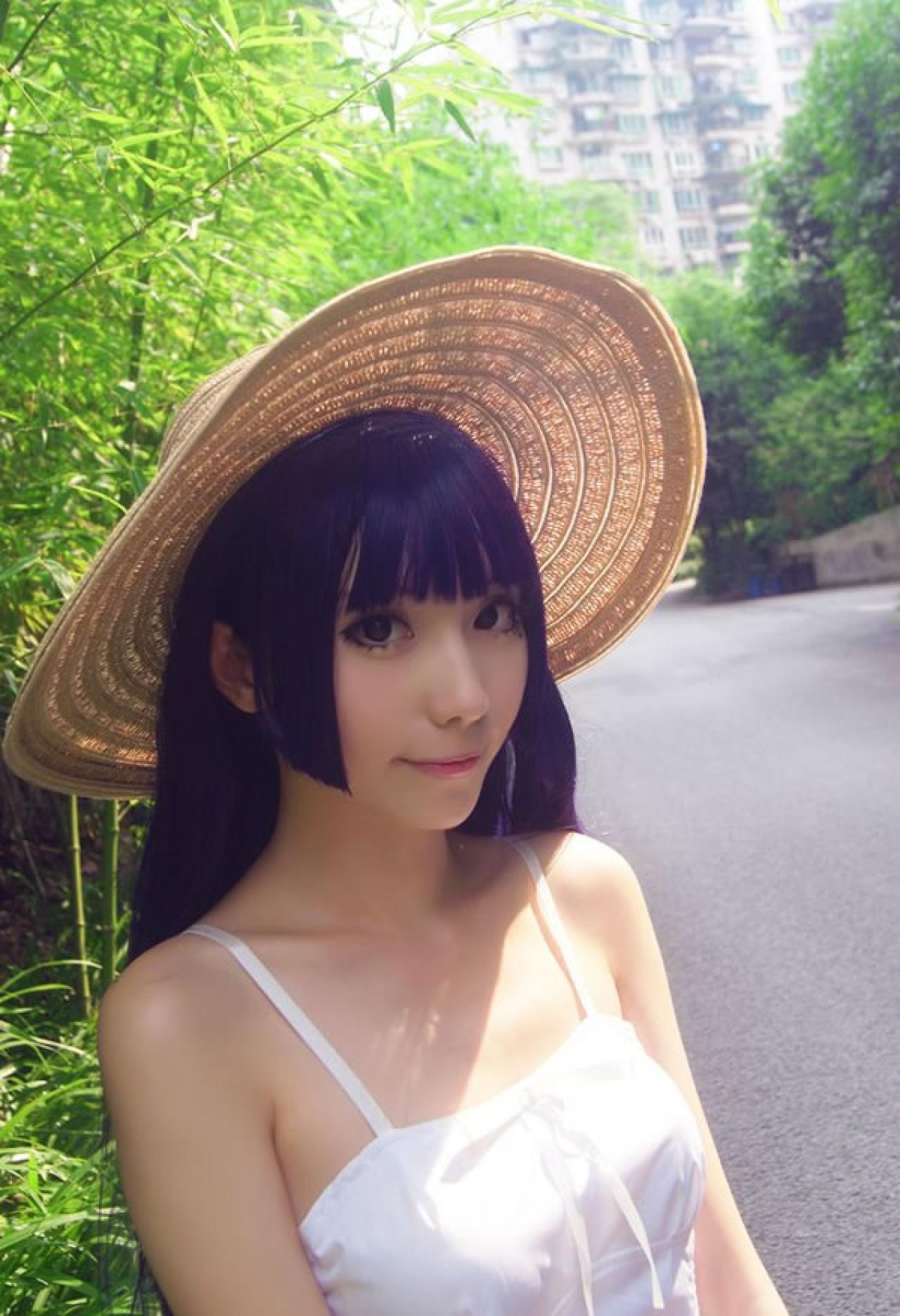 茉莉-斯卡雷特Cos黑猫五更琉璃穿着白色连衣裙紫色披肩发戴着草帽上半身正面特写