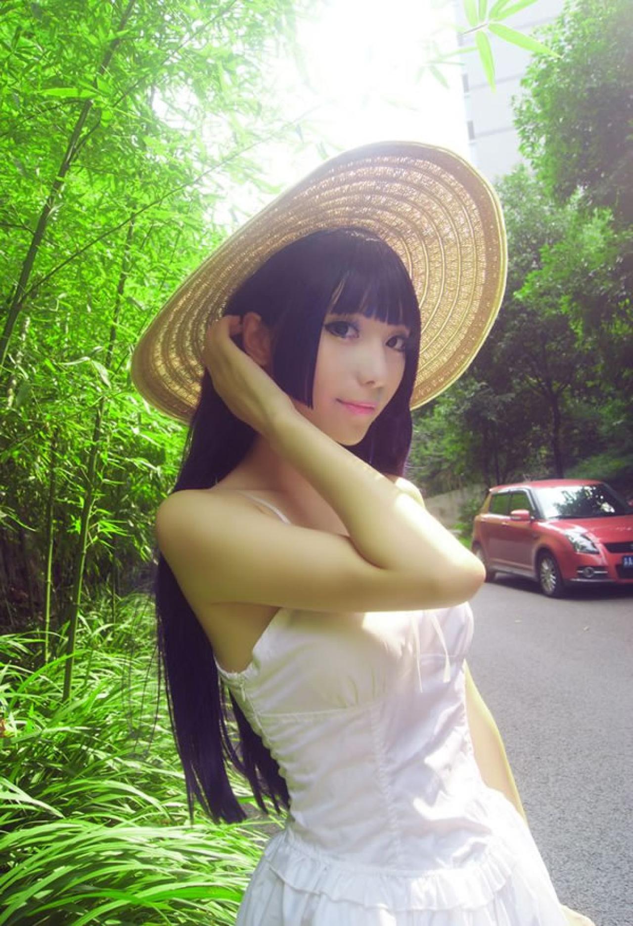 茉莉-斯卡雷特Cos黑猫五更琉璃穿着白色连衣裙紫色披肩发戴着草帽上半身特写轻抚草帽的姿势