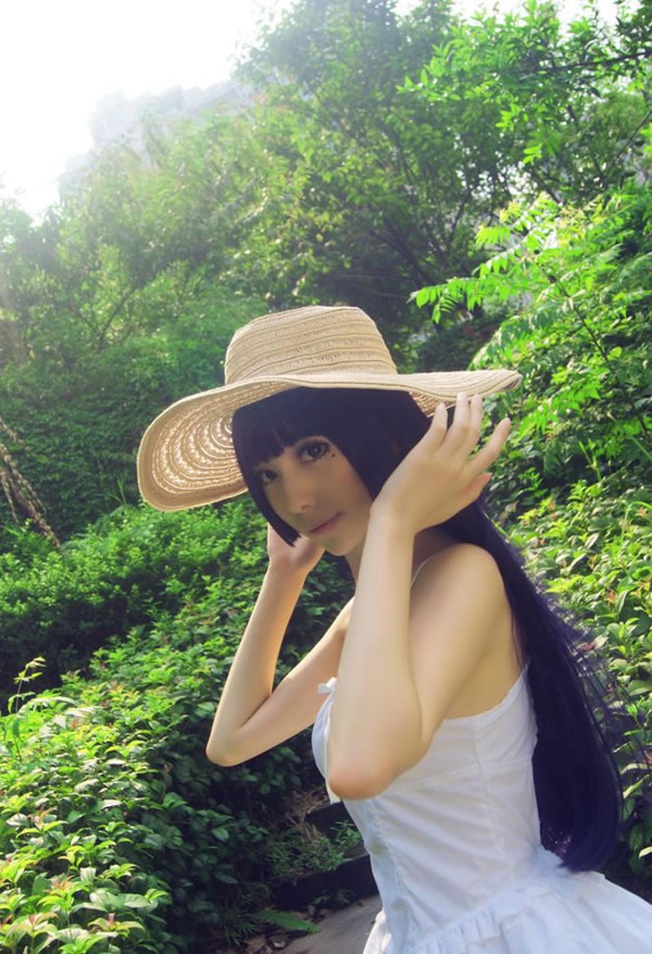 茉莉-斯卡雷特Cos黑猫五更琉璃穿着白色连衣裙紫色披肩发戴着草帽双手按住草帽的帽檐