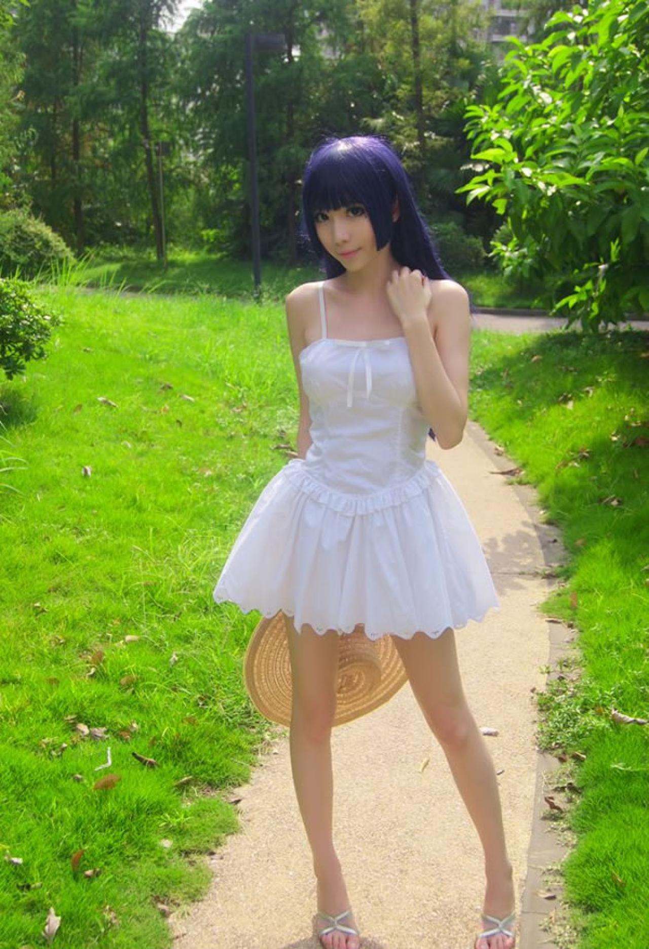 茉莉-斯卡雷特Cos黑猫五更琉璃穿着白色连衣裙紫色披肩发戴着草帽摘下草帽，走在林荫小道上