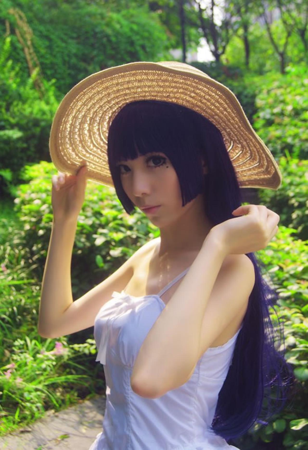 茉莉-斯卡雷特Cos黑猫五更琉璃穿着白色连衣裙紫色披肩发戴着草帽在林荫小道上轻浮草帽帽檐侧面