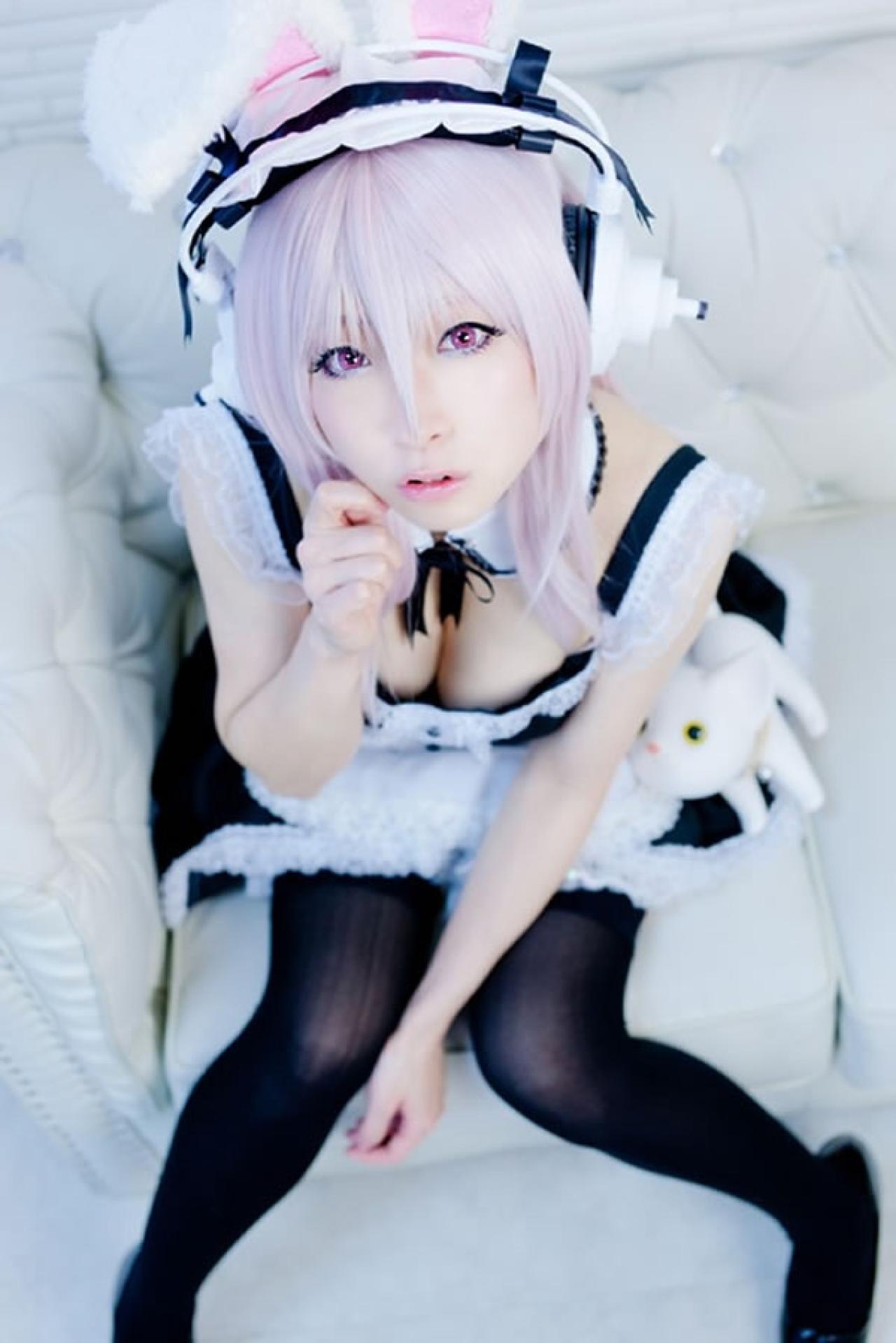 K@ori 扮演超级索尼子穿着黑色女仆装戴兔耳朵，呆呆的看着镜头